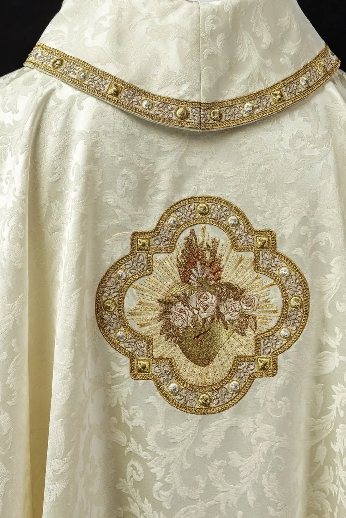 Casulla bordada con motivo del Corazón de María en tela jacquard