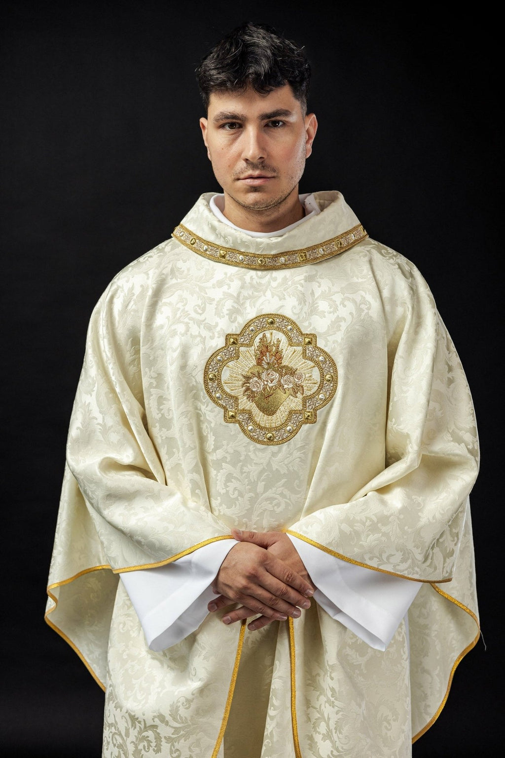 Ornat haftowany z motywem Serca Maryi na żakardzie