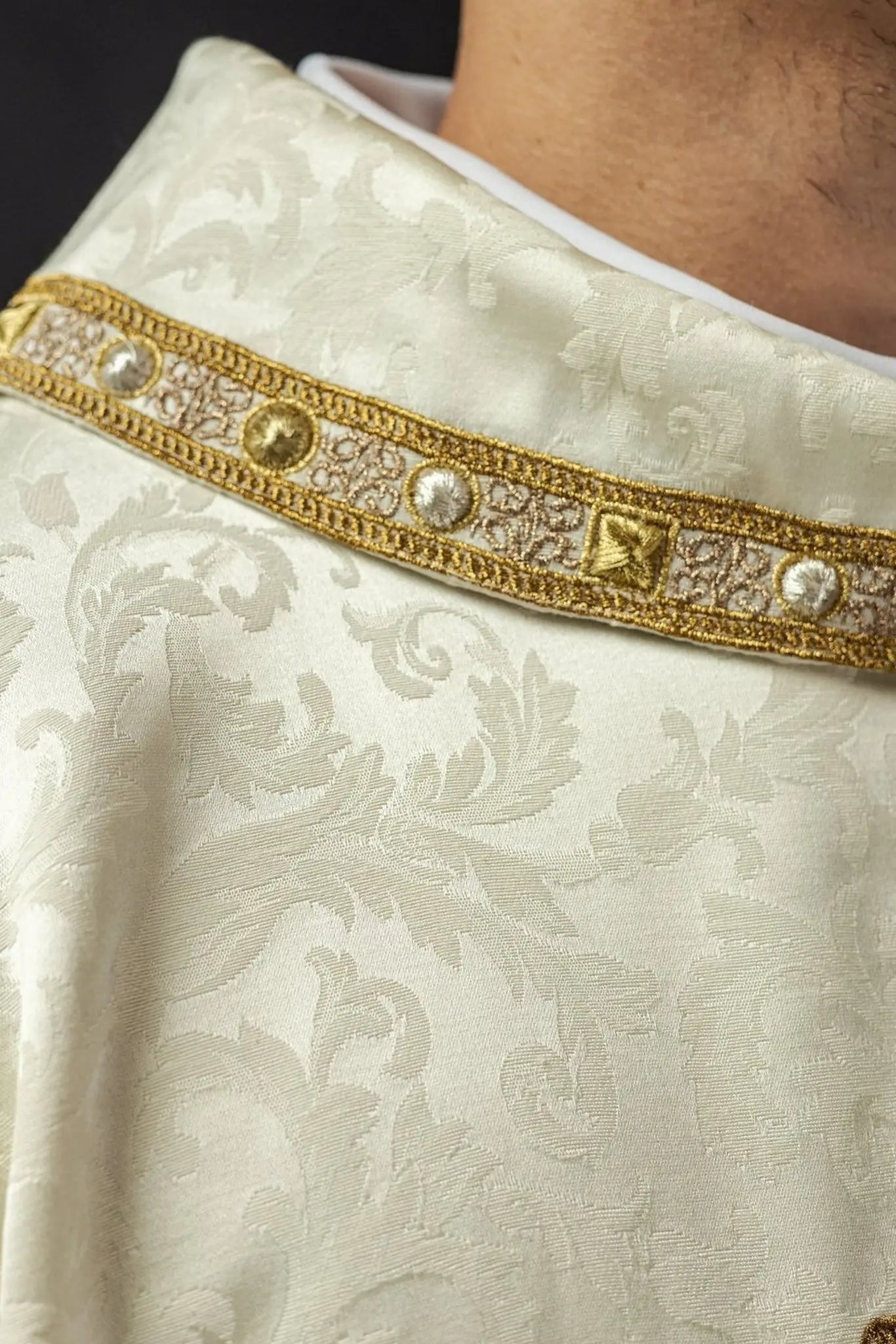 Casulla bordada con motivo del Corazón de María en tela jacquard
