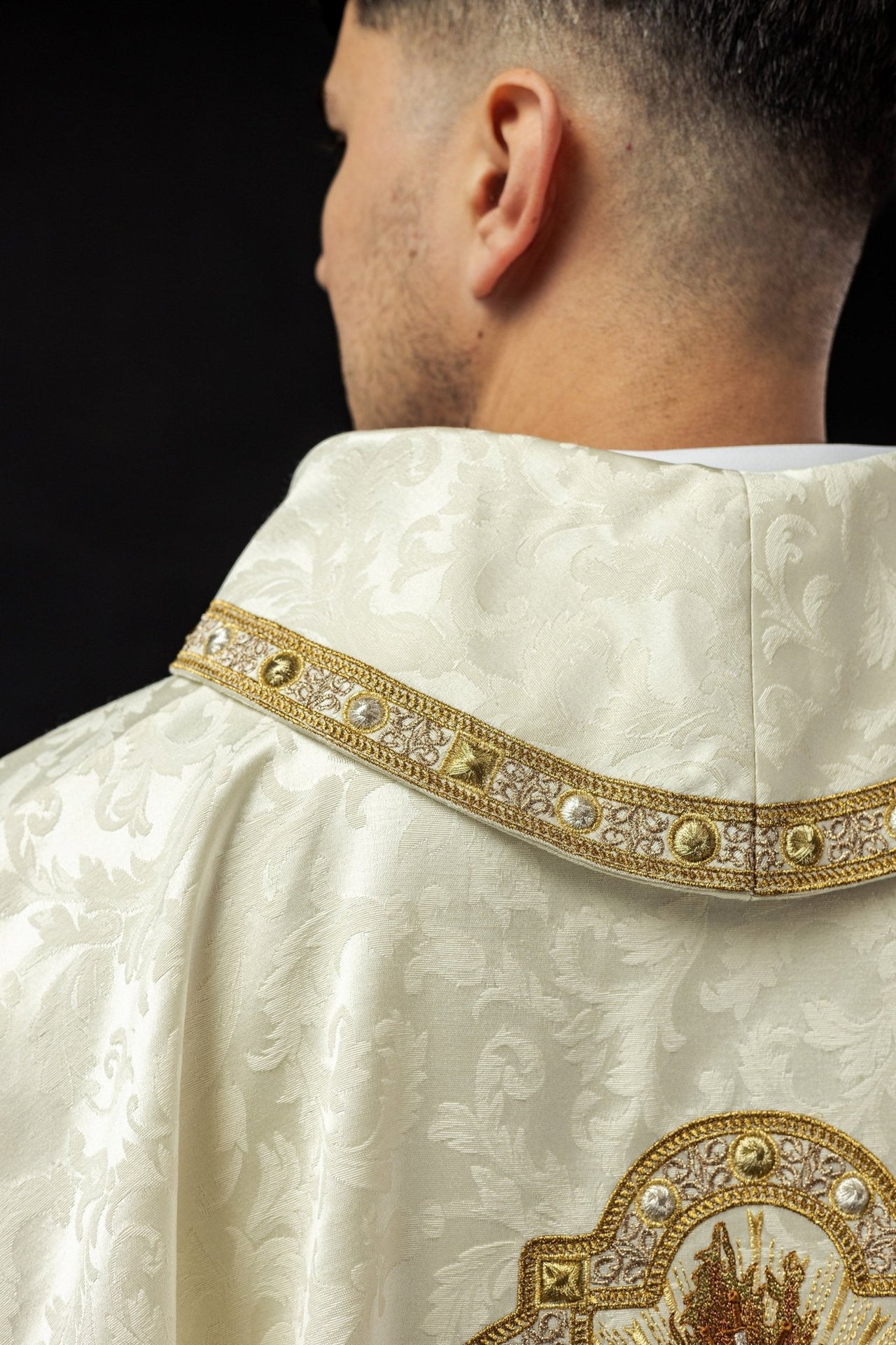 Ornat haftowany z motywem Serca Maryi na żakardzie