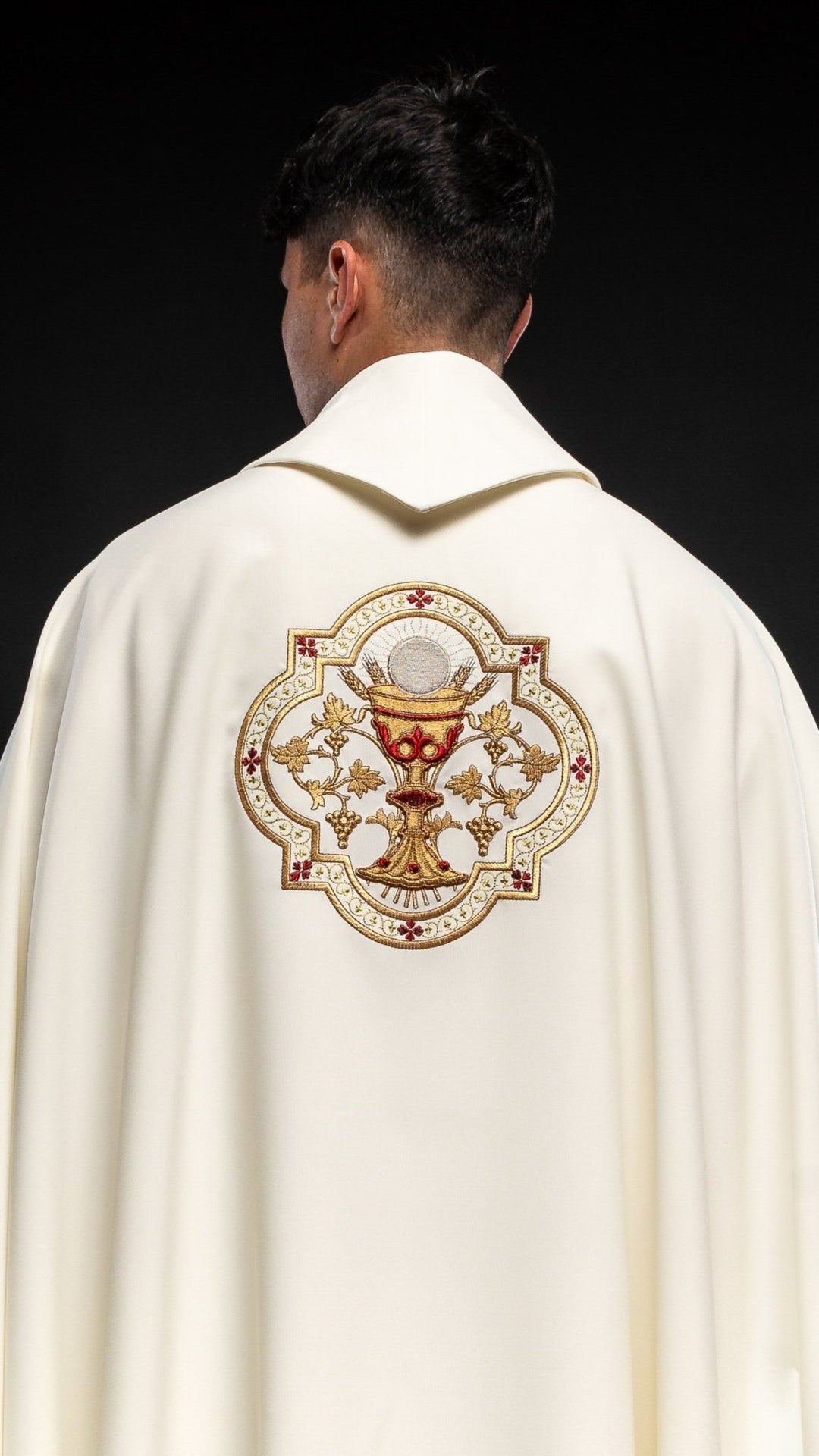 Ornat haftowany z motywem Serca Pana Jezusa i Kielicha eucharystycznego