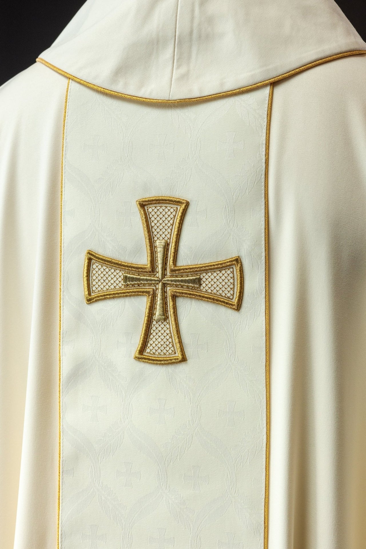 Ornat haftowany z pasem i krzyżem