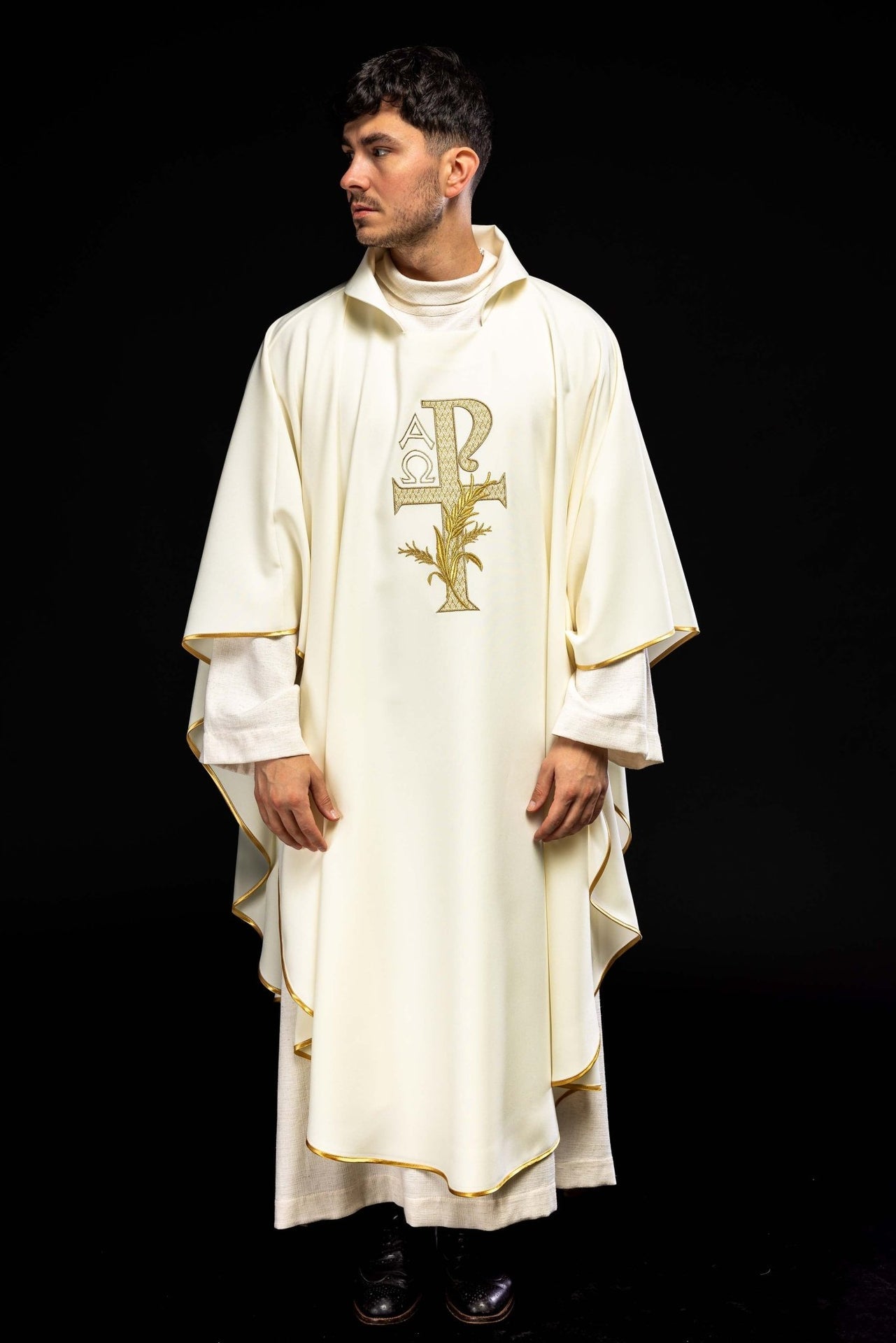 Ornat haftowany z symbolem Alfa i Omega z szerokim kołnierzem ecru