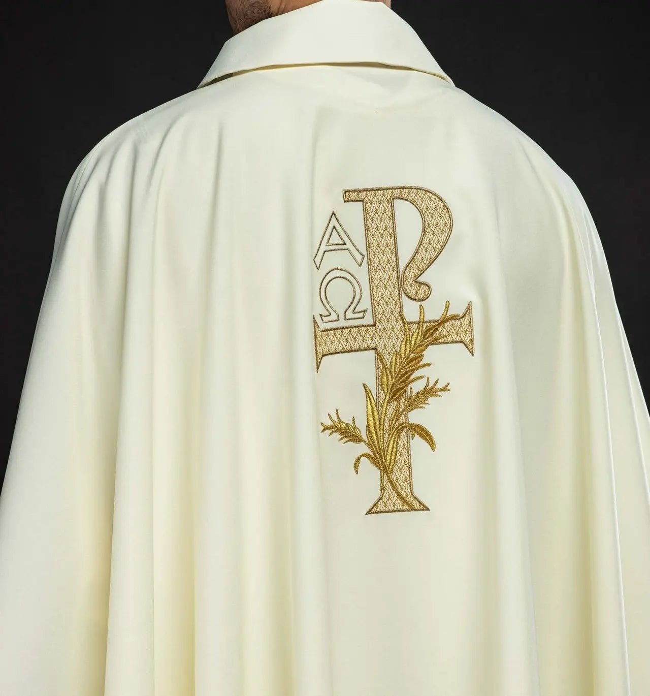 Casulla bordada con símbolo de Alfa y Omega y cuello ancho – Ecru