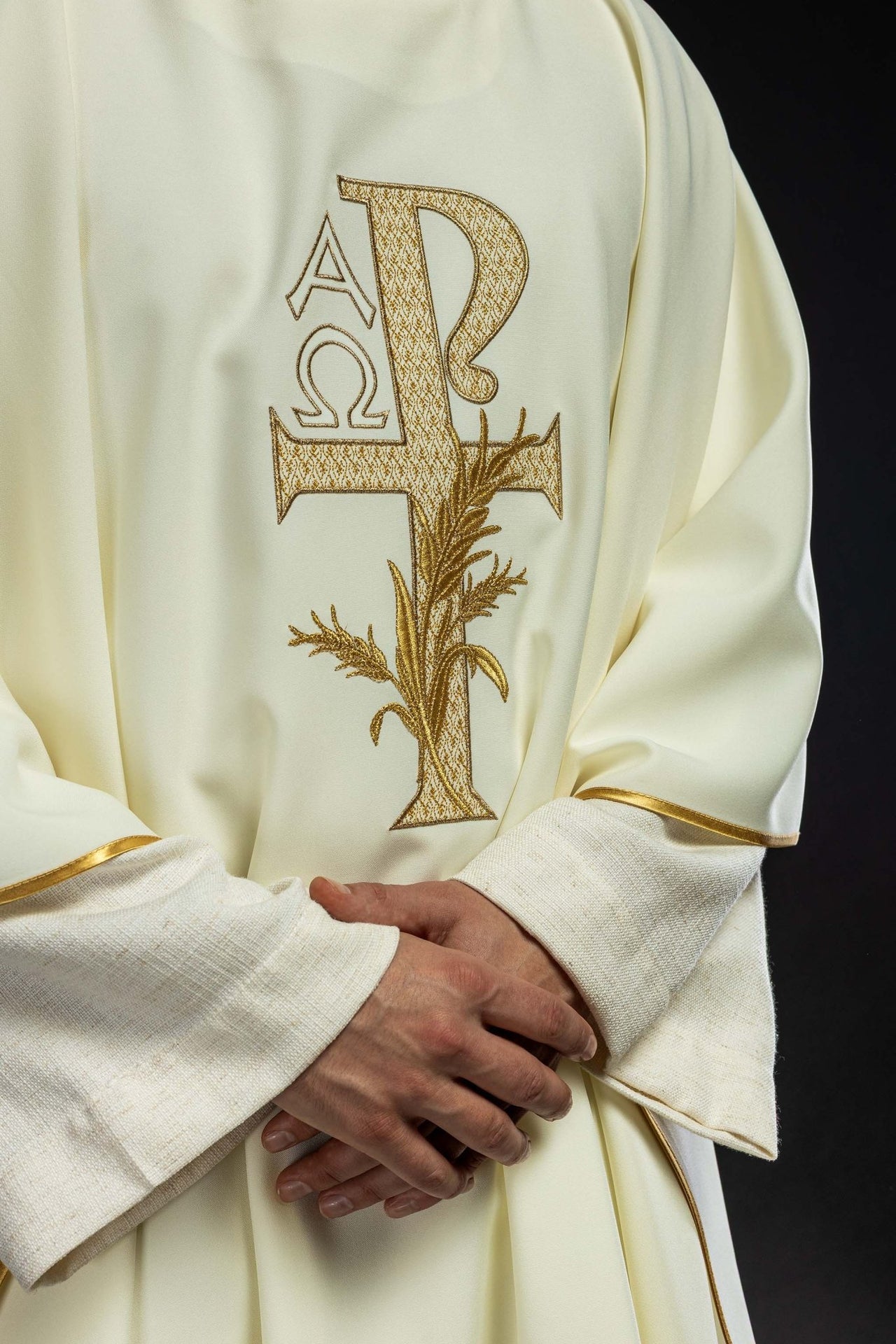 Ornat haftowany z symbolem Alfa i Omega z szerokim kołnierzem ecru