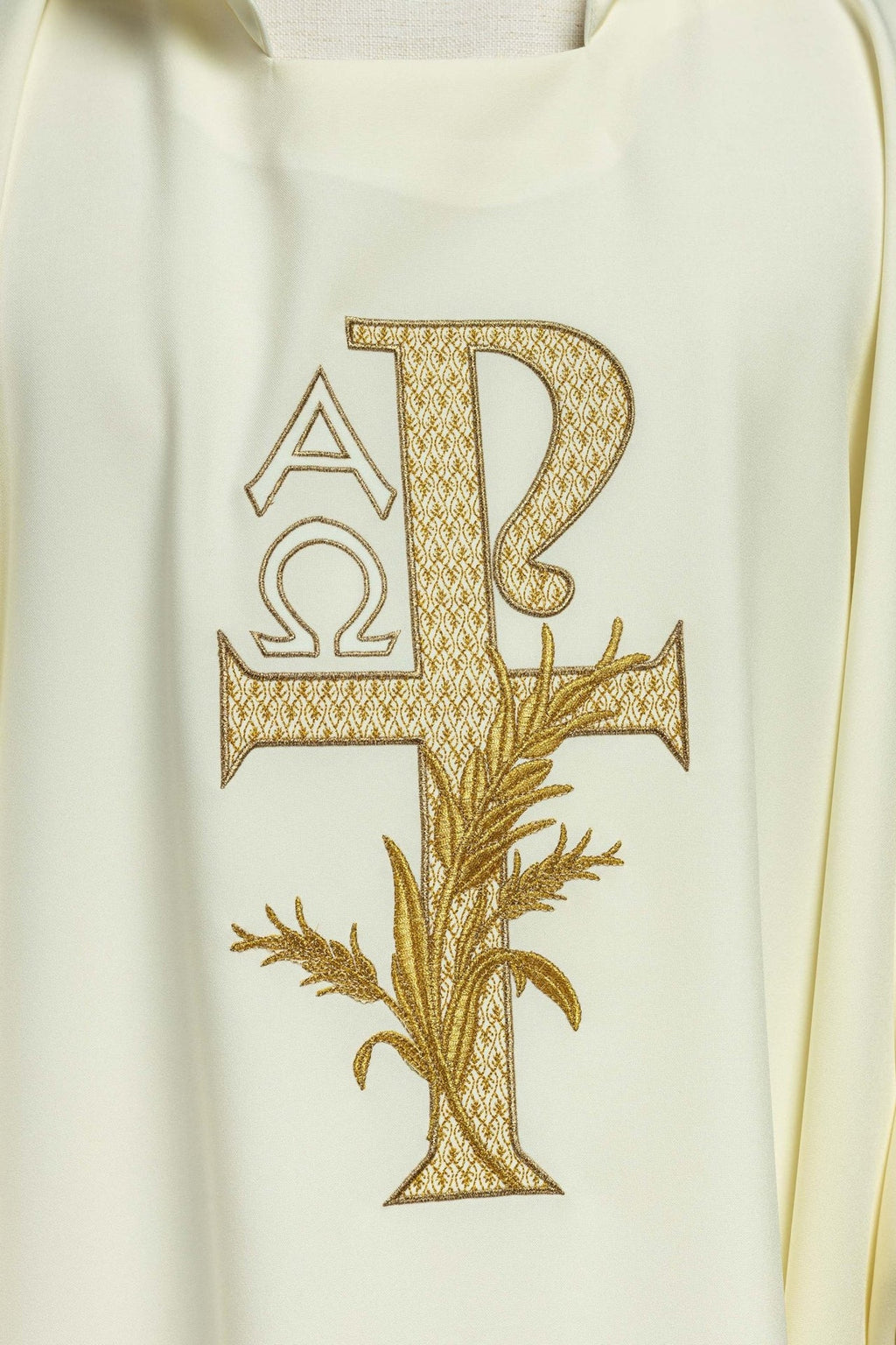 Ornat haftowany z symbolem Alfa i Omega z szerokim kołnierzem ecru