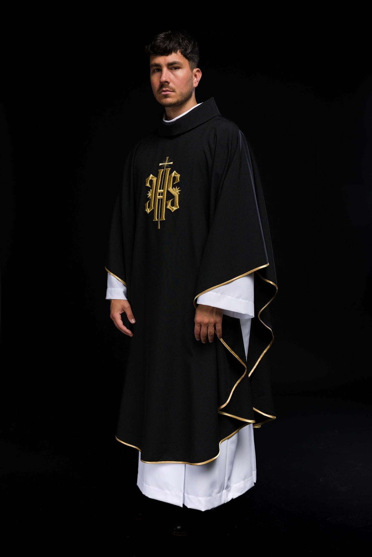 Ornat haftowany z symbolem IHS czarny