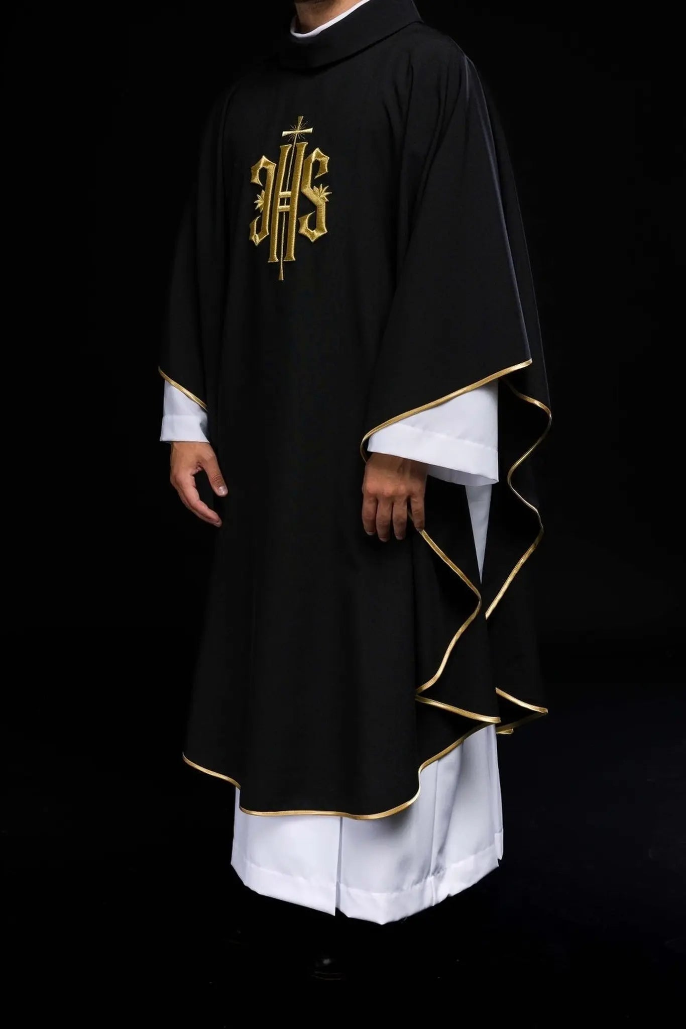 Casulla bordada con símbolo IHS negra