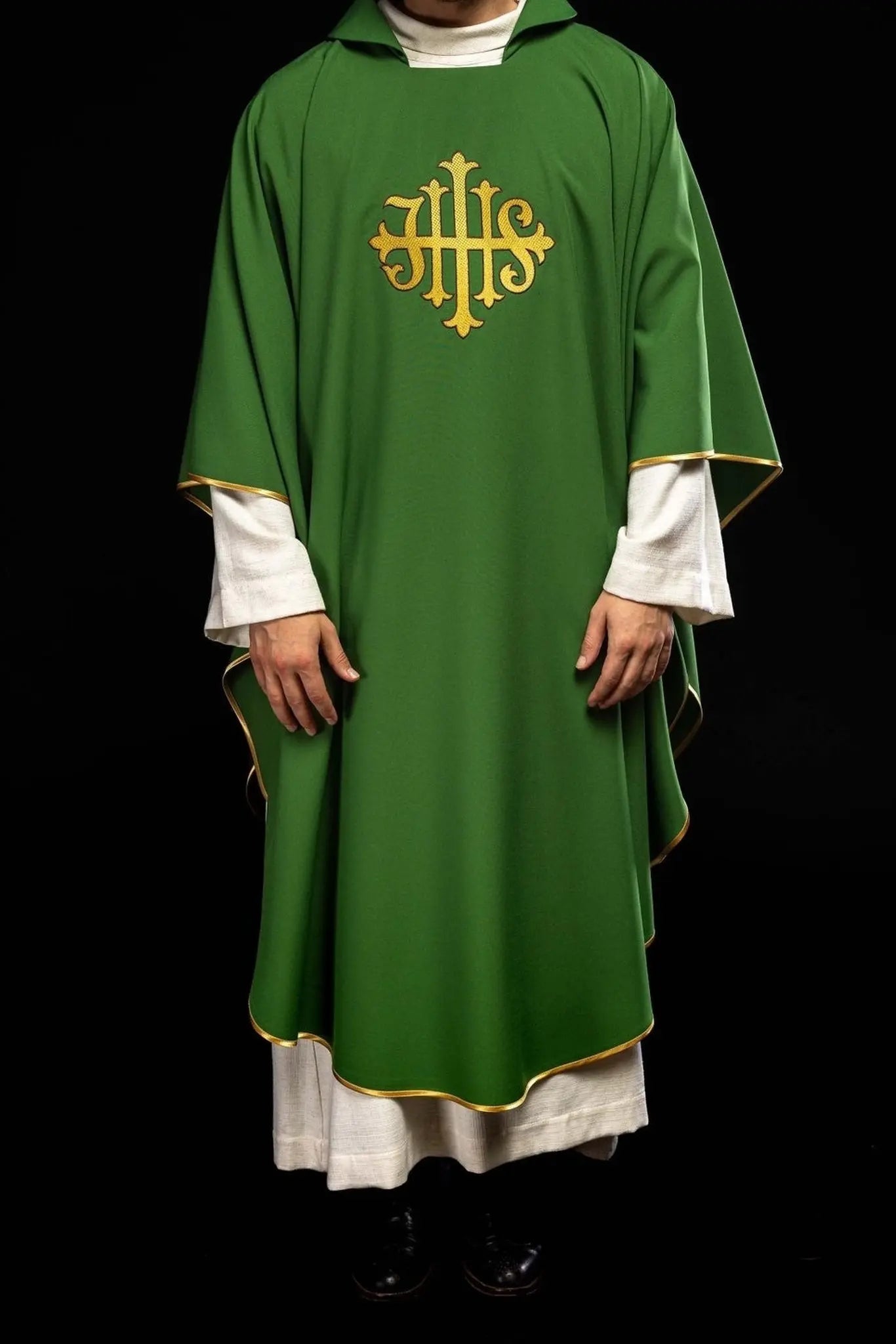 Casulla verde bordada con símbolo JHS y cuello ancho