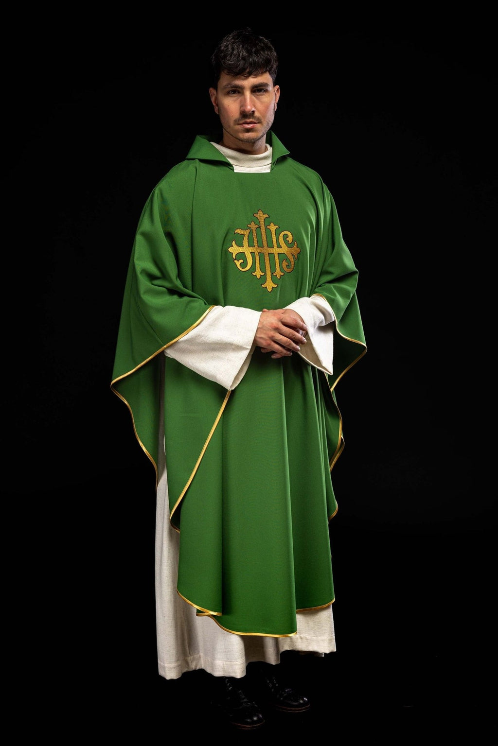 Ornat haftowany z symbolem JHS i szerokim kołnierzem zielony