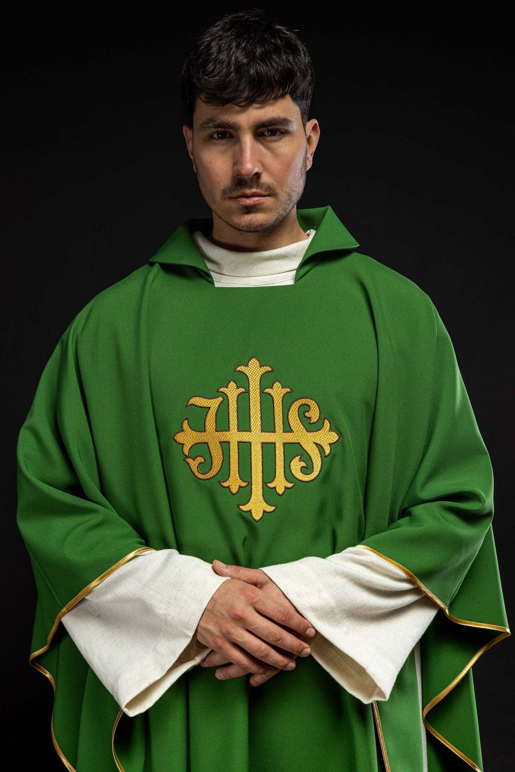 Ornat haftowany z symbolem JHS i szerokim kołnierzem zielony