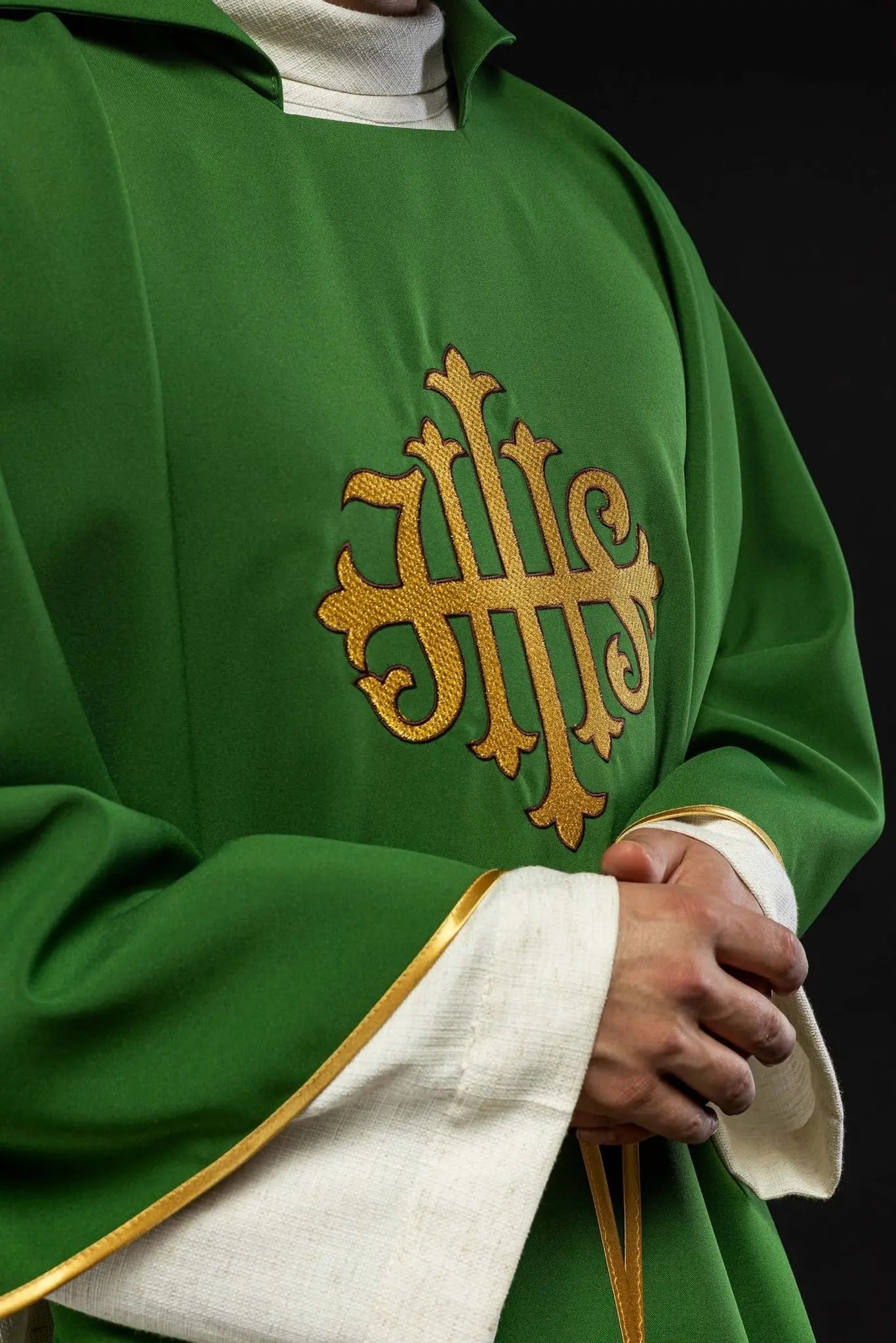 Casulla verde bordada con símbolo JHS y cuello ancho