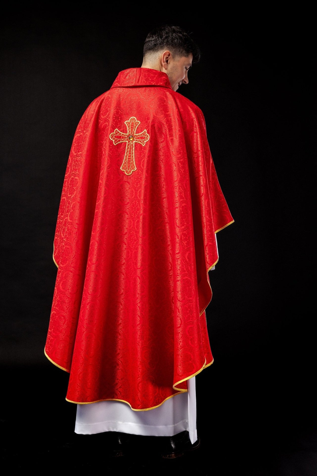 Ornat haftowany z symbolem krzyża Czerwony