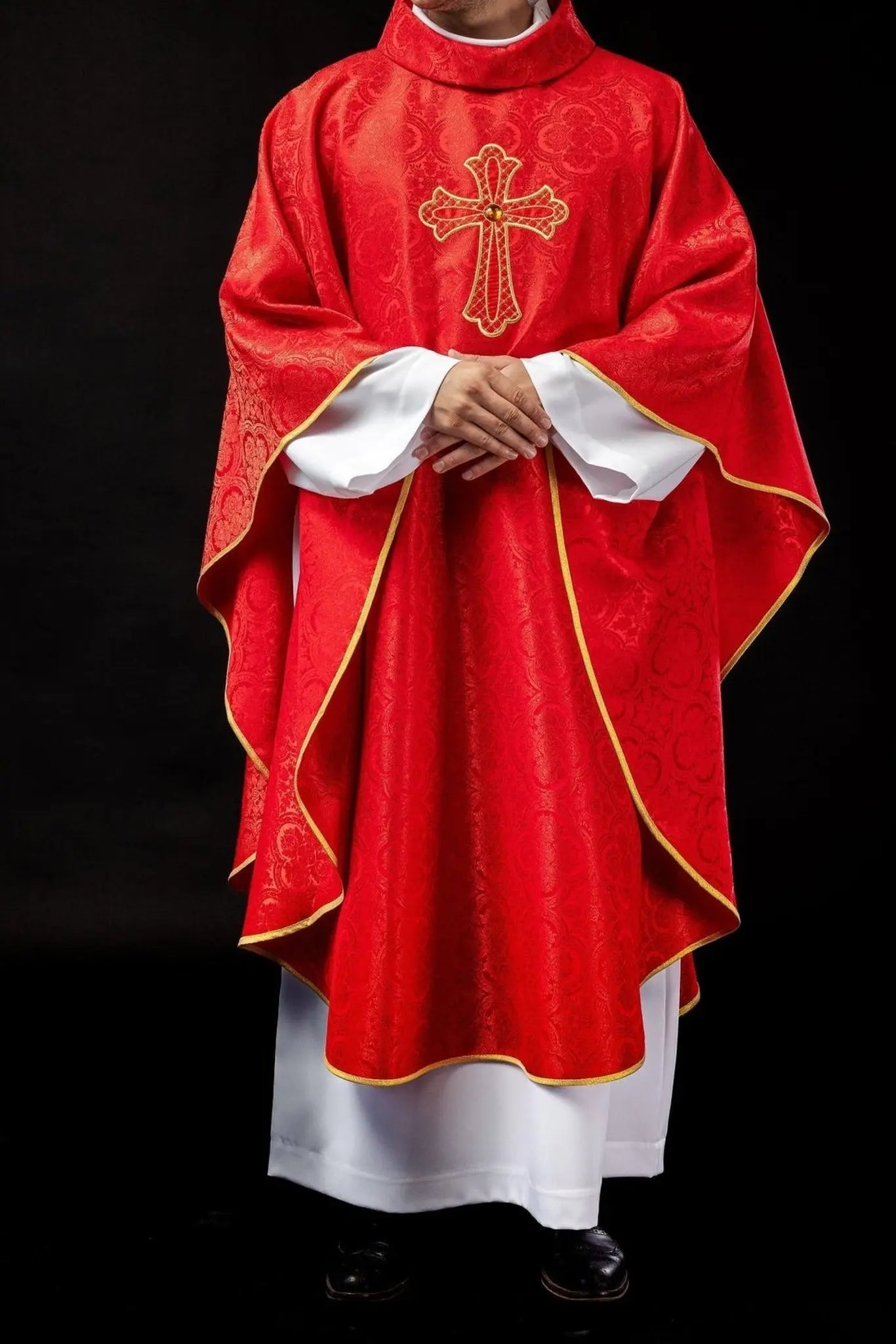 Casulla bordada con símbolo de la cruz roja