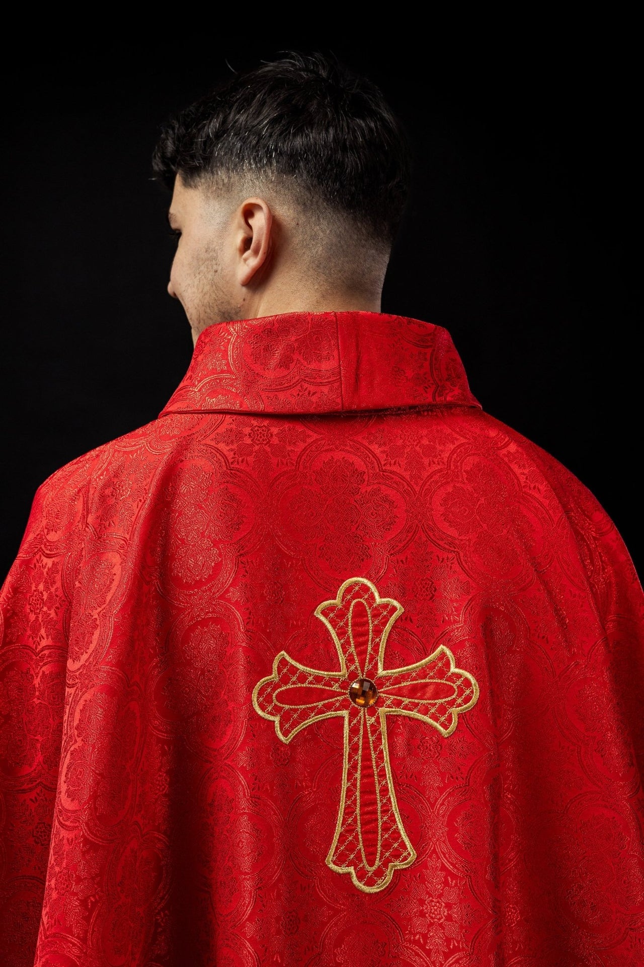 Ornat haftowany z symbolem krzyża Czerwony