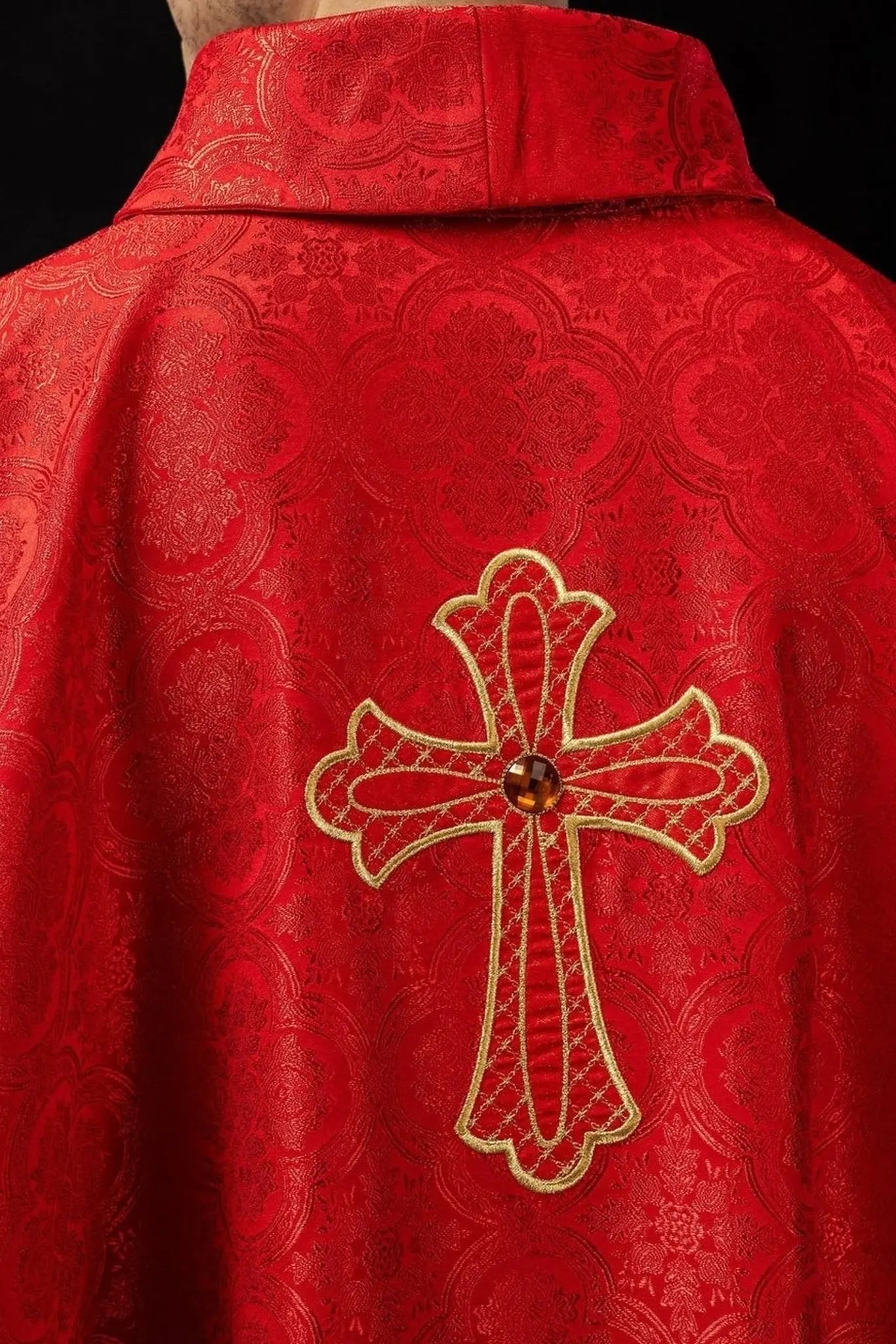 Casulla bordada con símbolo de la cruz roja