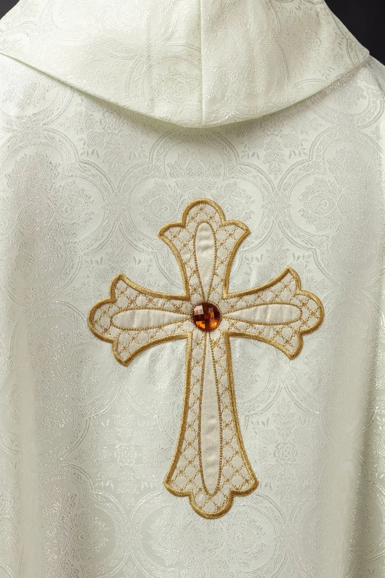 Casulla bordada con símbolo de la cruz ecru