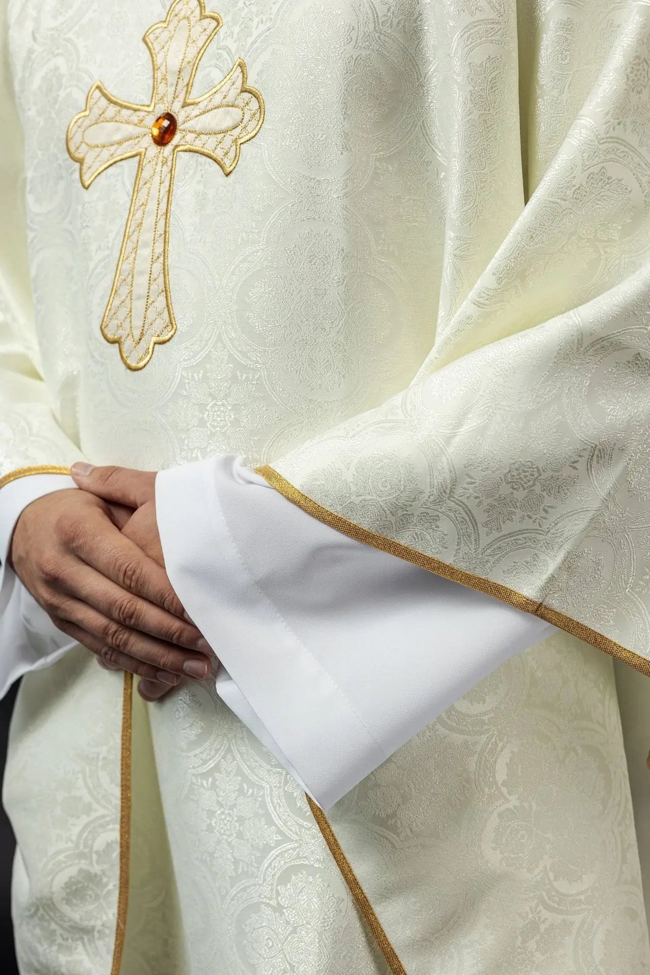 Casulla bordada con símbolo de la cruz ecru