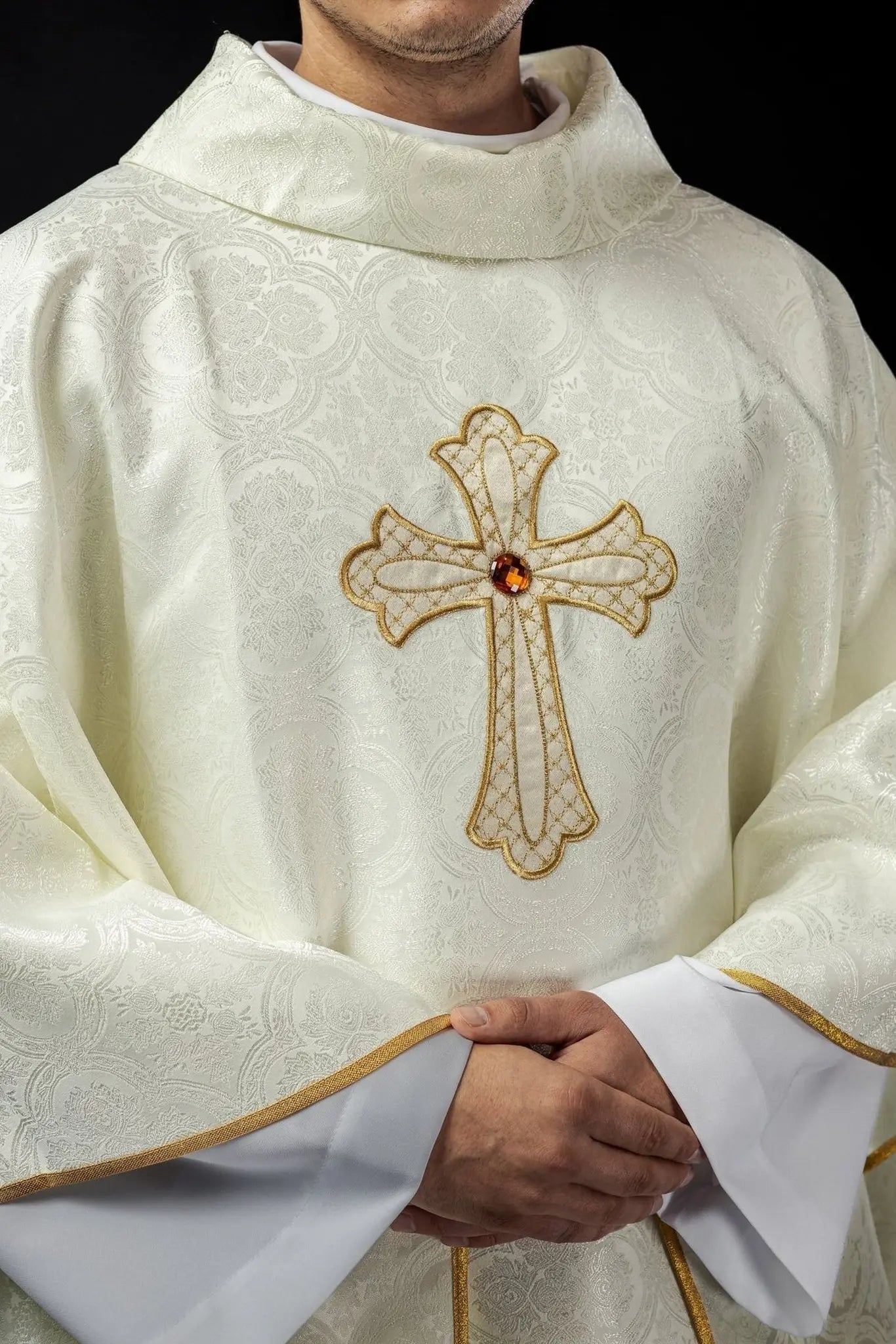 Casulla bordada con símbolo de la cruz ecru