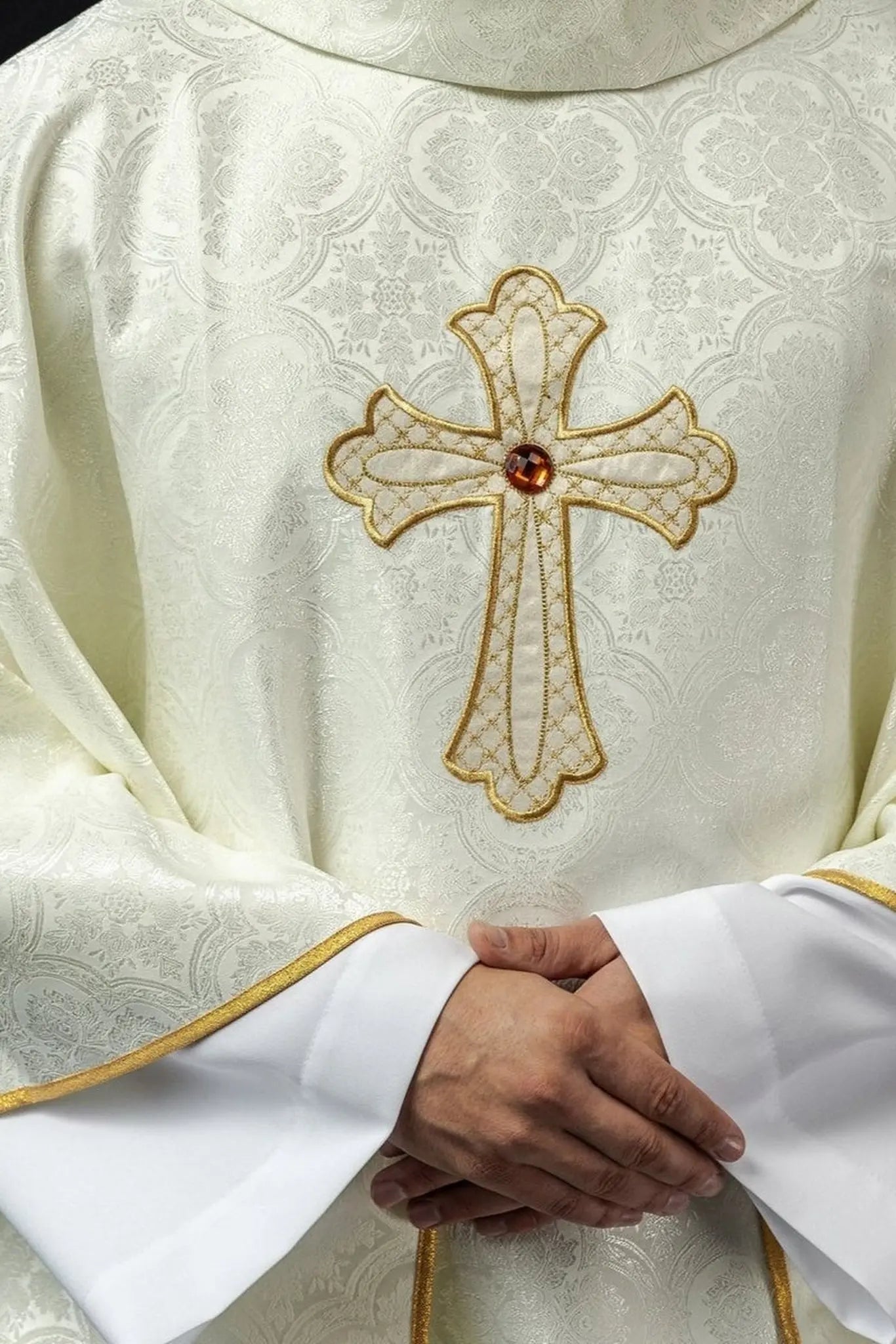Casulla bordada con símbolo de la cruz ecru