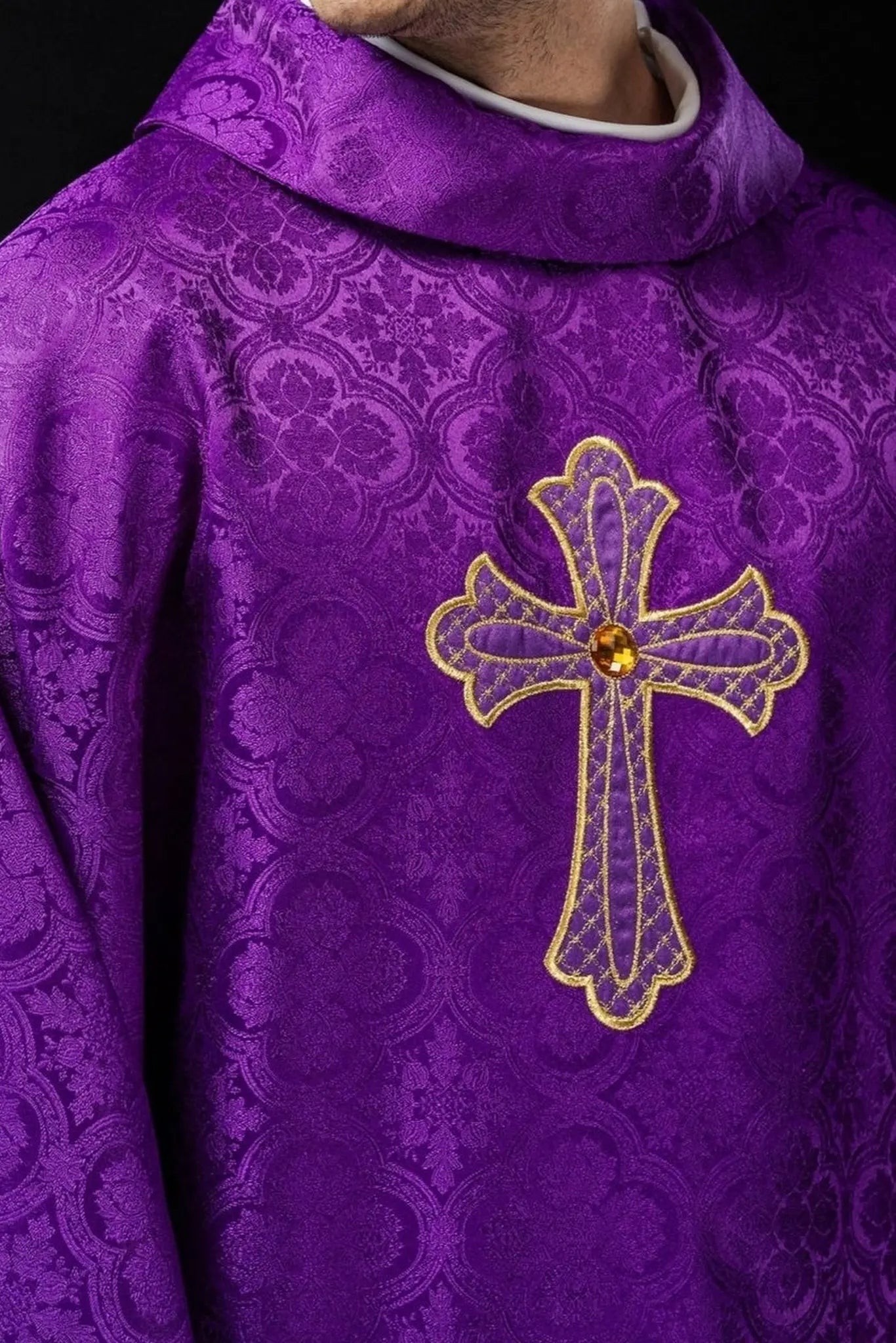Casulla bordada con símbolo de la cruz púrpura