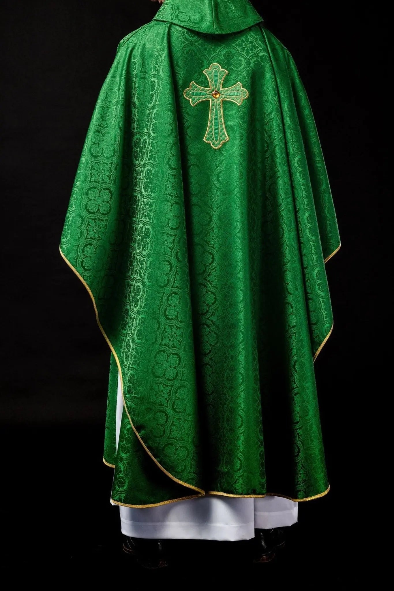 Casulla bordada con símbolo de la cruz verde