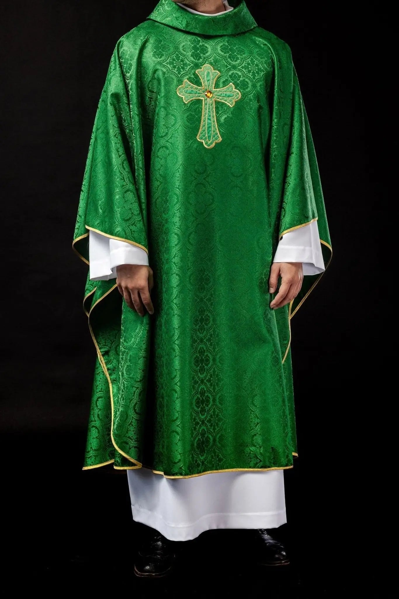 Casulla bordada con símbolo de la cruz verde