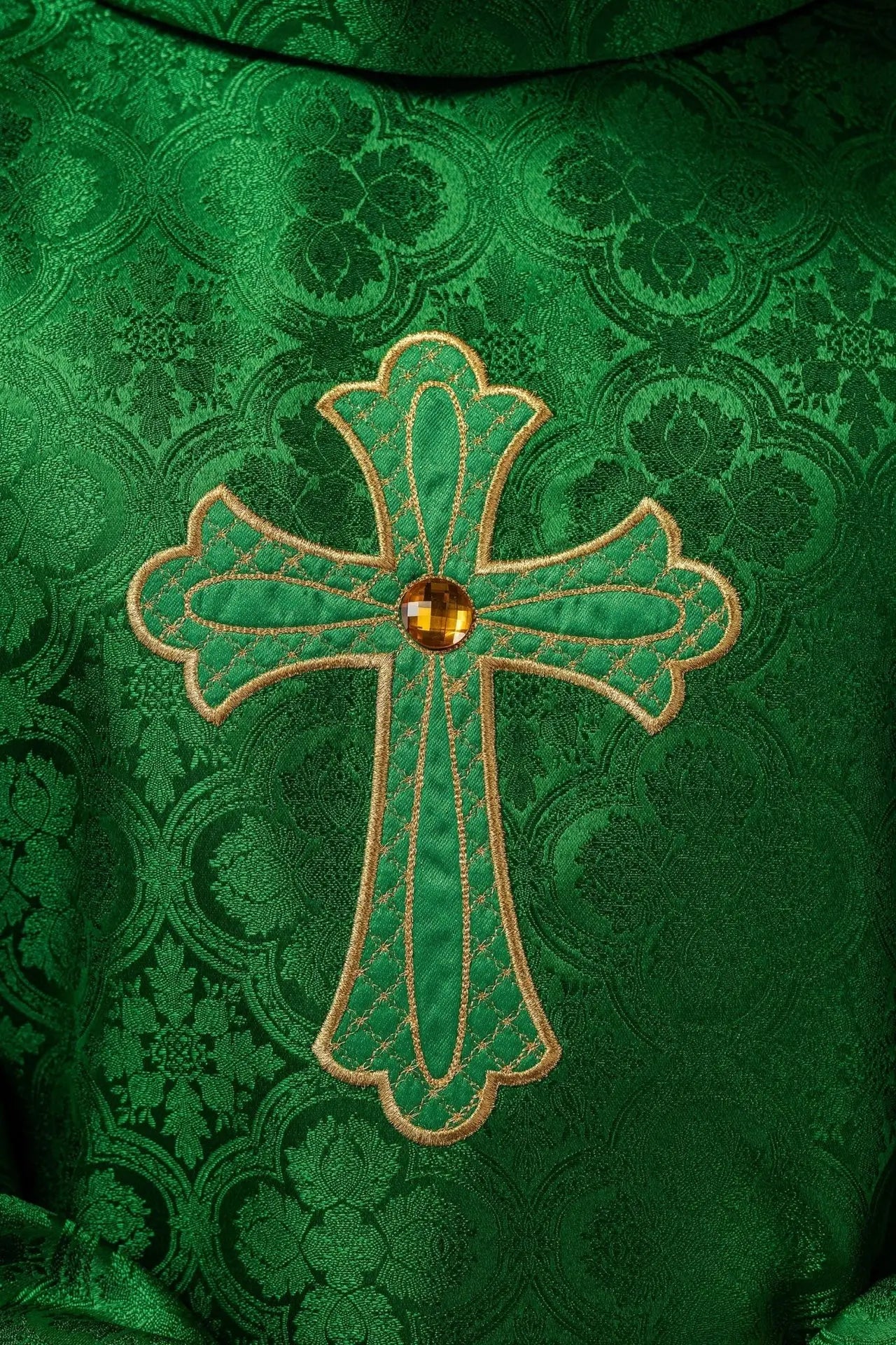 Casulla bordada con símbolo de la cruz verde