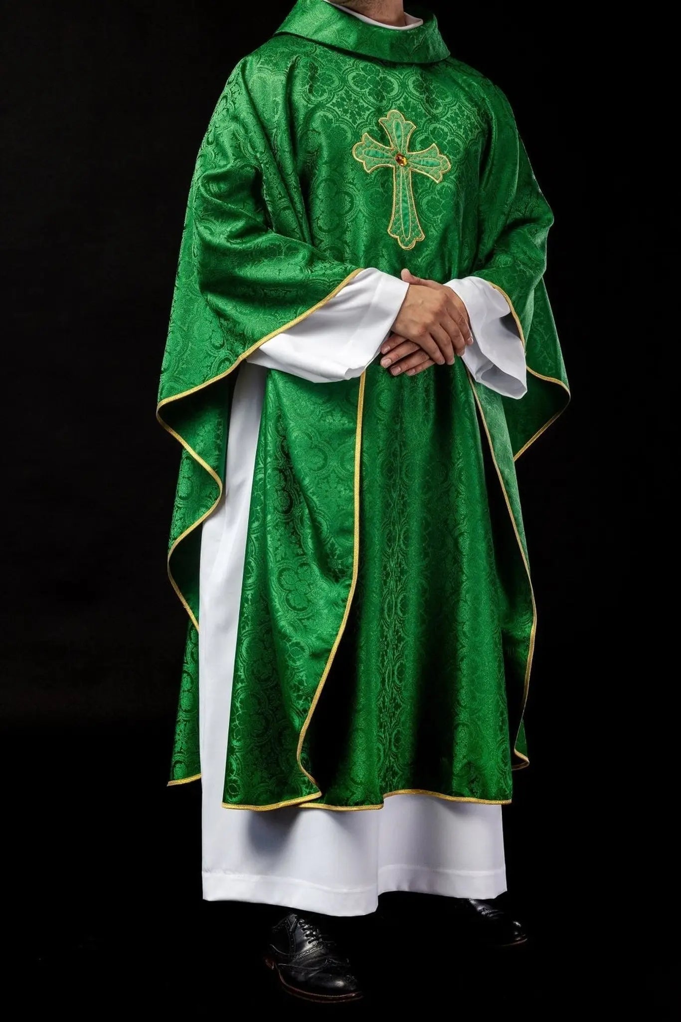 Casulla bordada con símbolo de la cruz verde