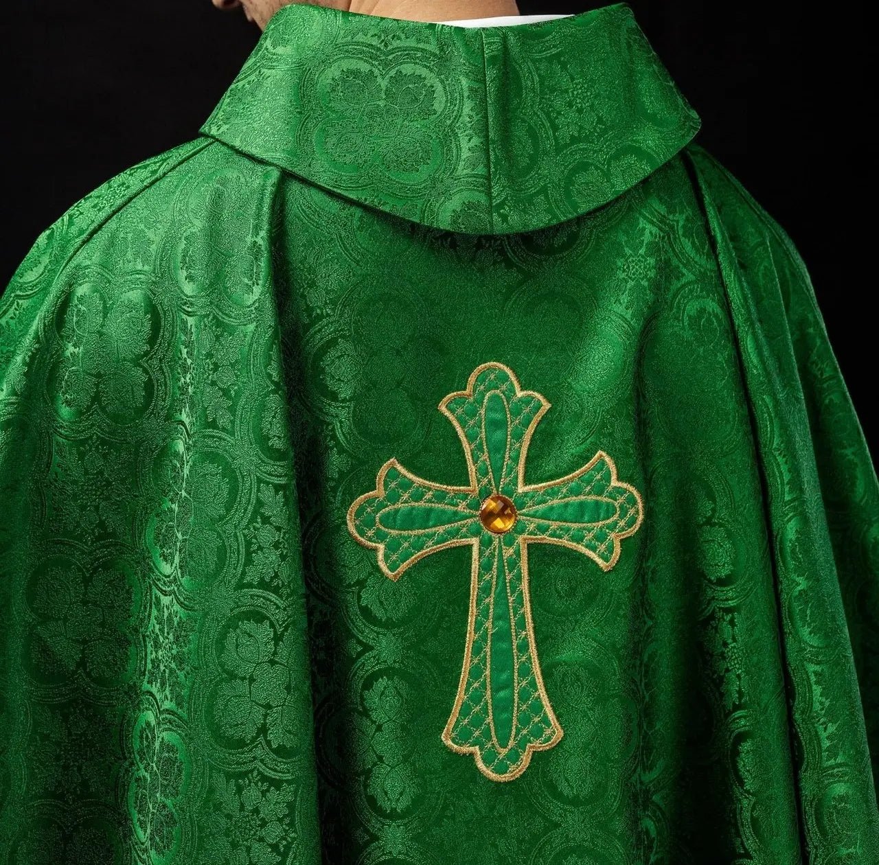 Casulla bordada con símbolo de la cruz verde