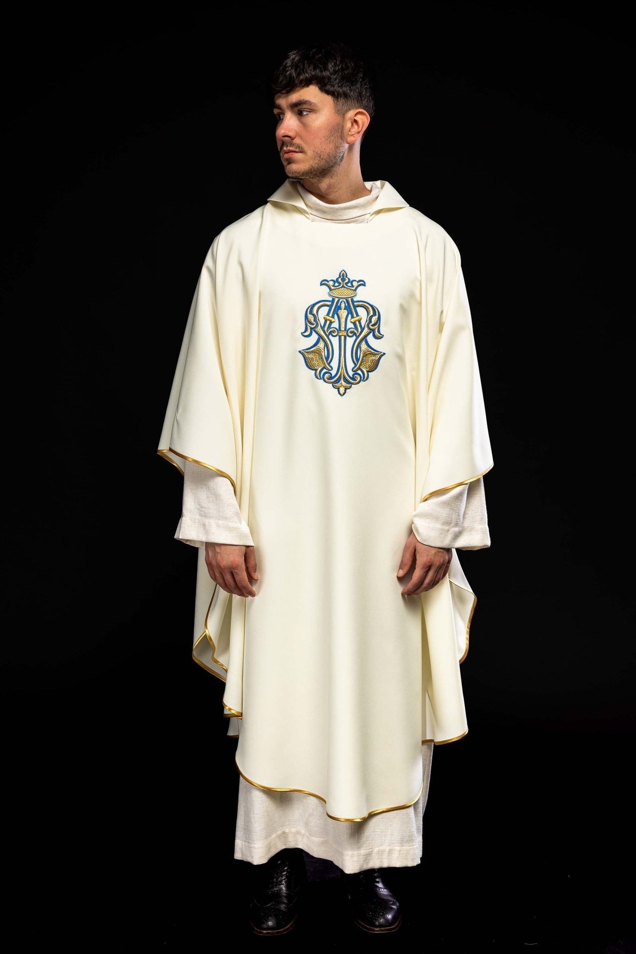 Ornat haftowany z symbolem maryjnym i szerokim kołnierzem ecru