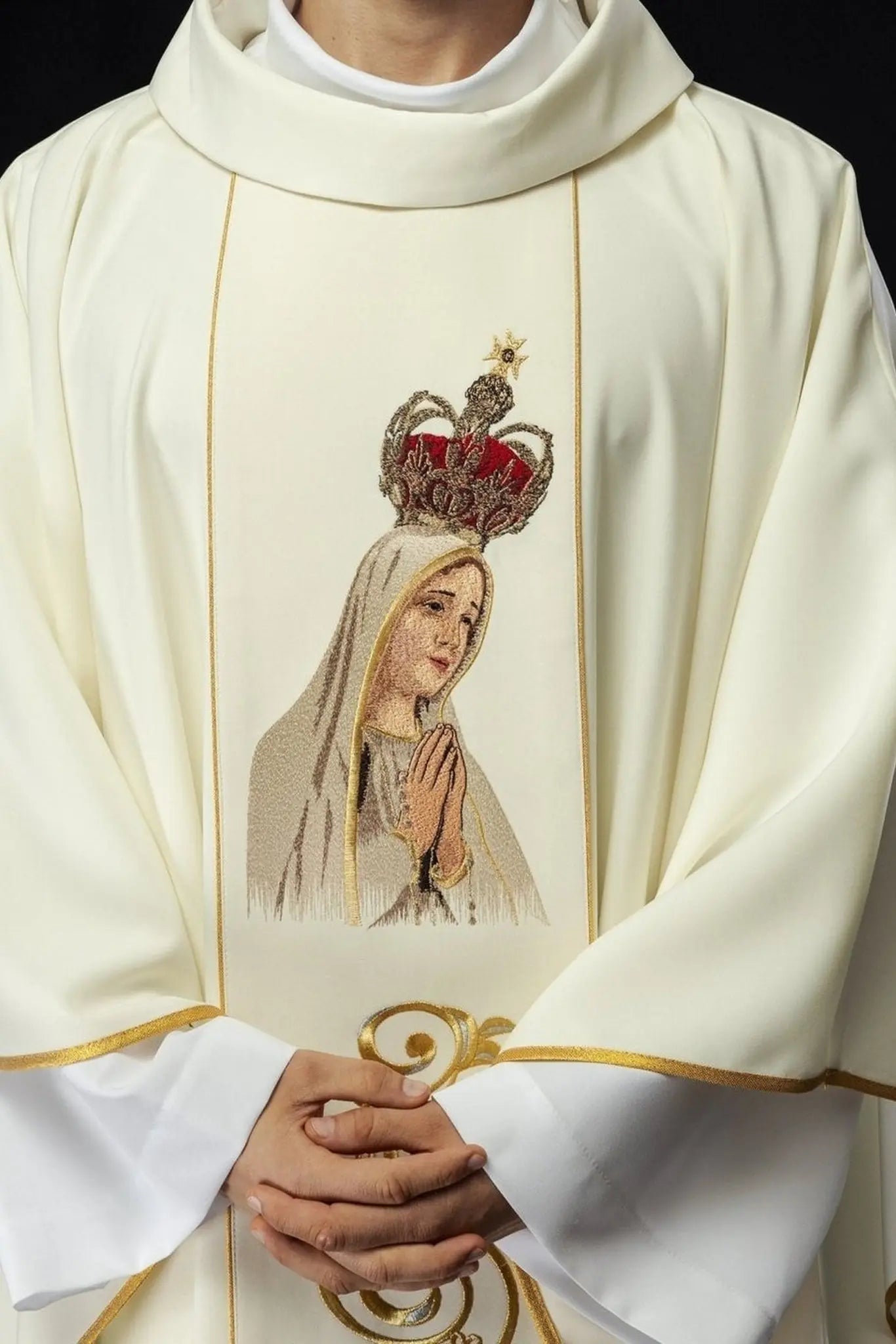 Casulla bordada con la imagen de Nuestra Señora de Fátima