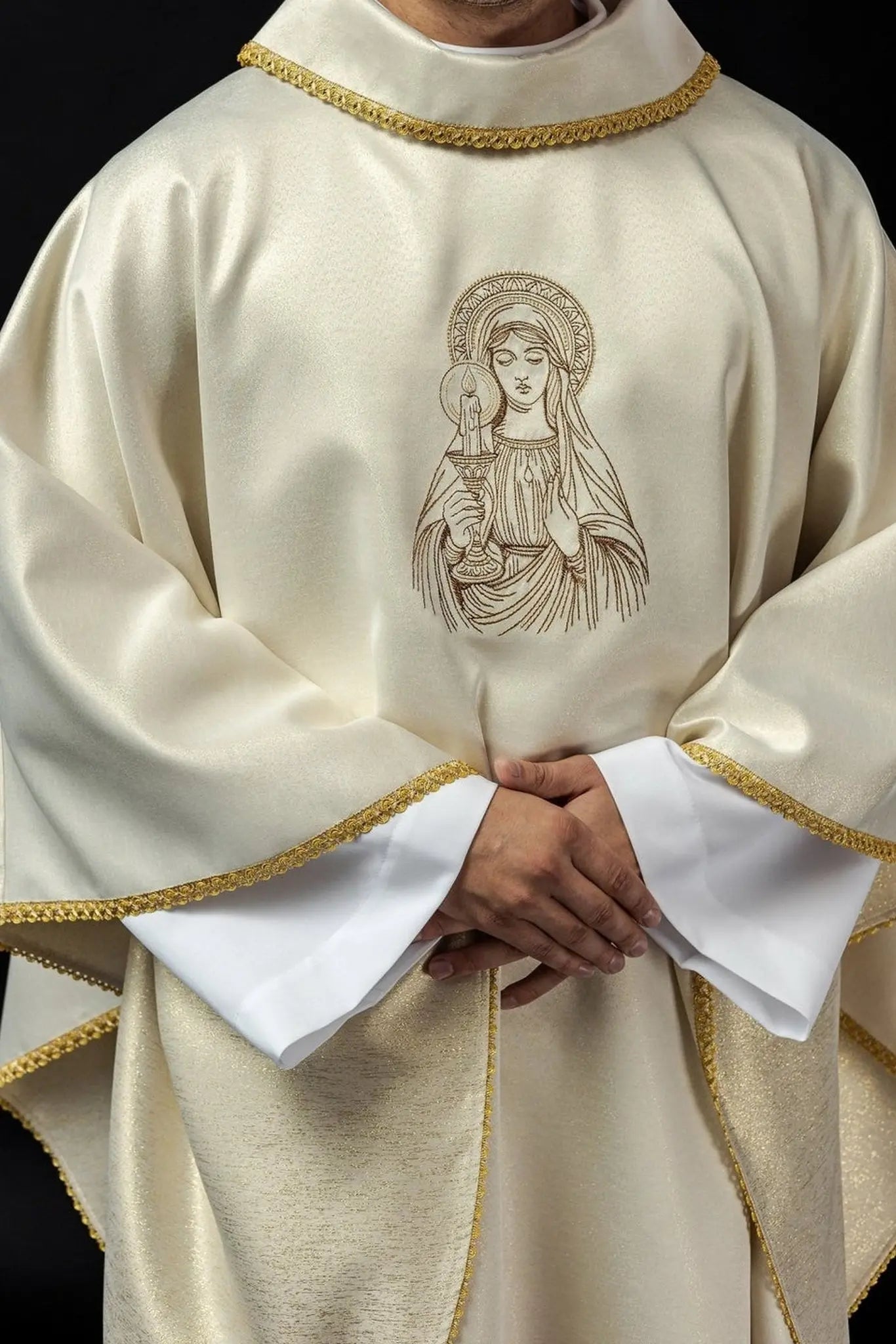 Casulla bordada con la imagen de Nuestra Señora del Trueno