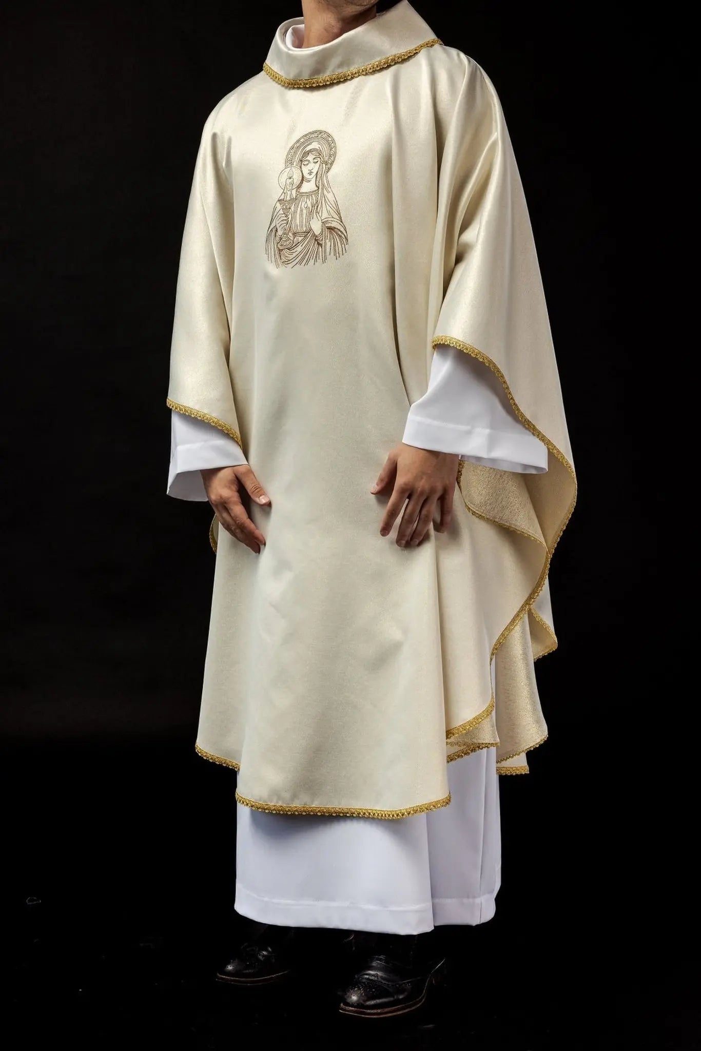 Casulla bordada con la imagen de Nuestra Señora del Trueno
