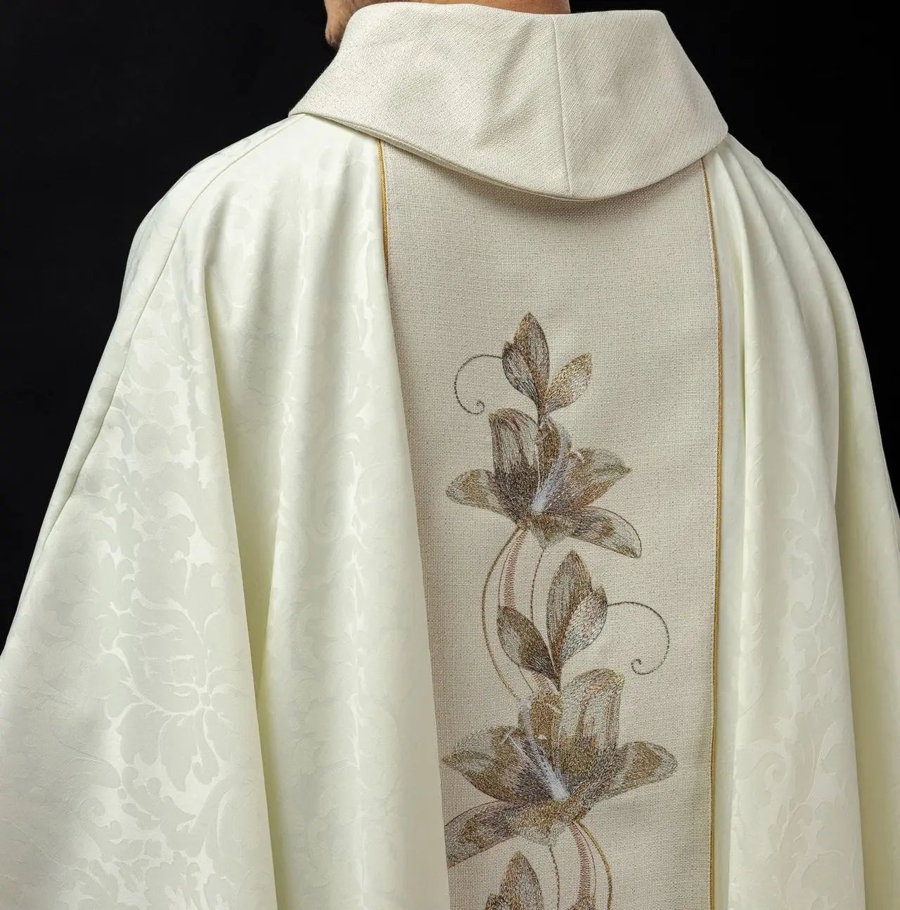 Casulla bordada con la imagen de Nuestra Señora de Guadalupe