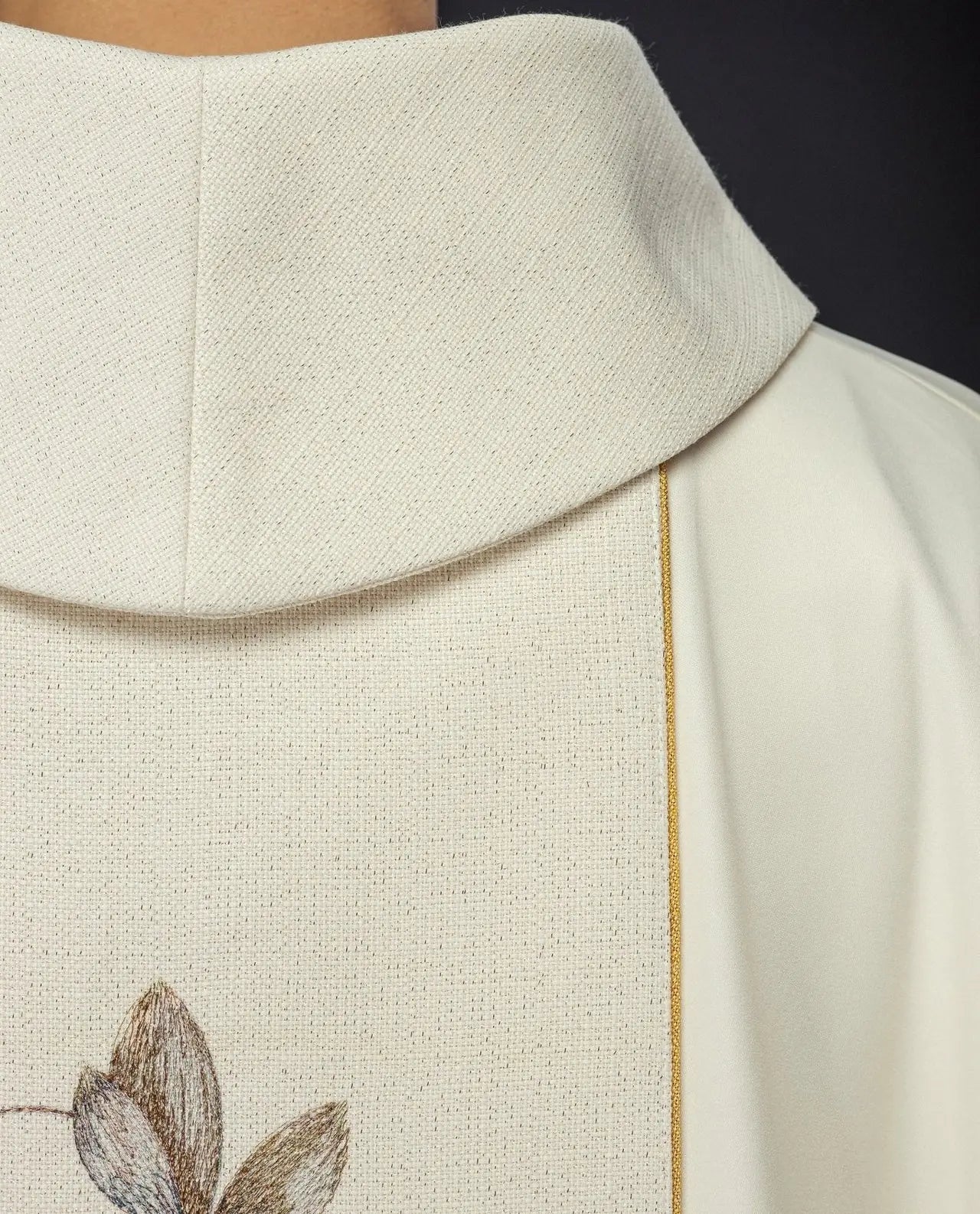 Casulla bordada con la imagen de Nuestra Señora de Guadalupe