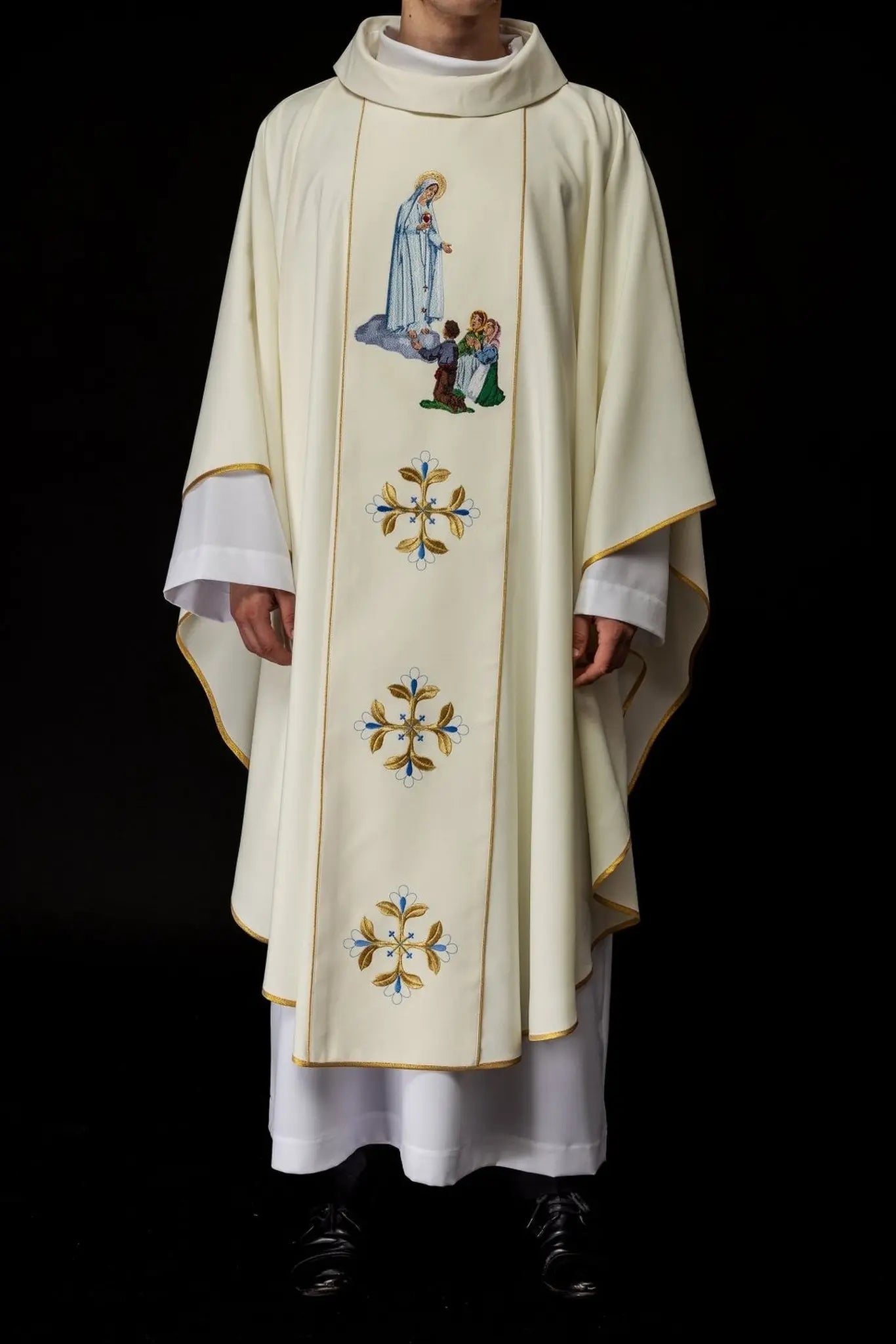 Casulla bordada con la imagen de Nuestra Señora de Fátima