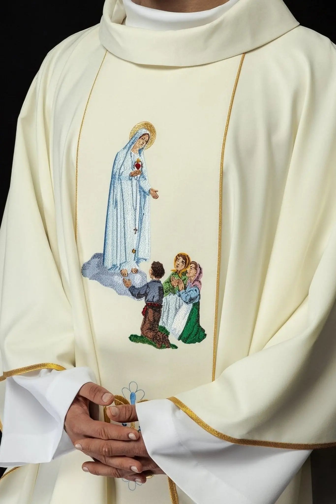 Casulla bordada con la imagen de Nuestra Señora de Fátima