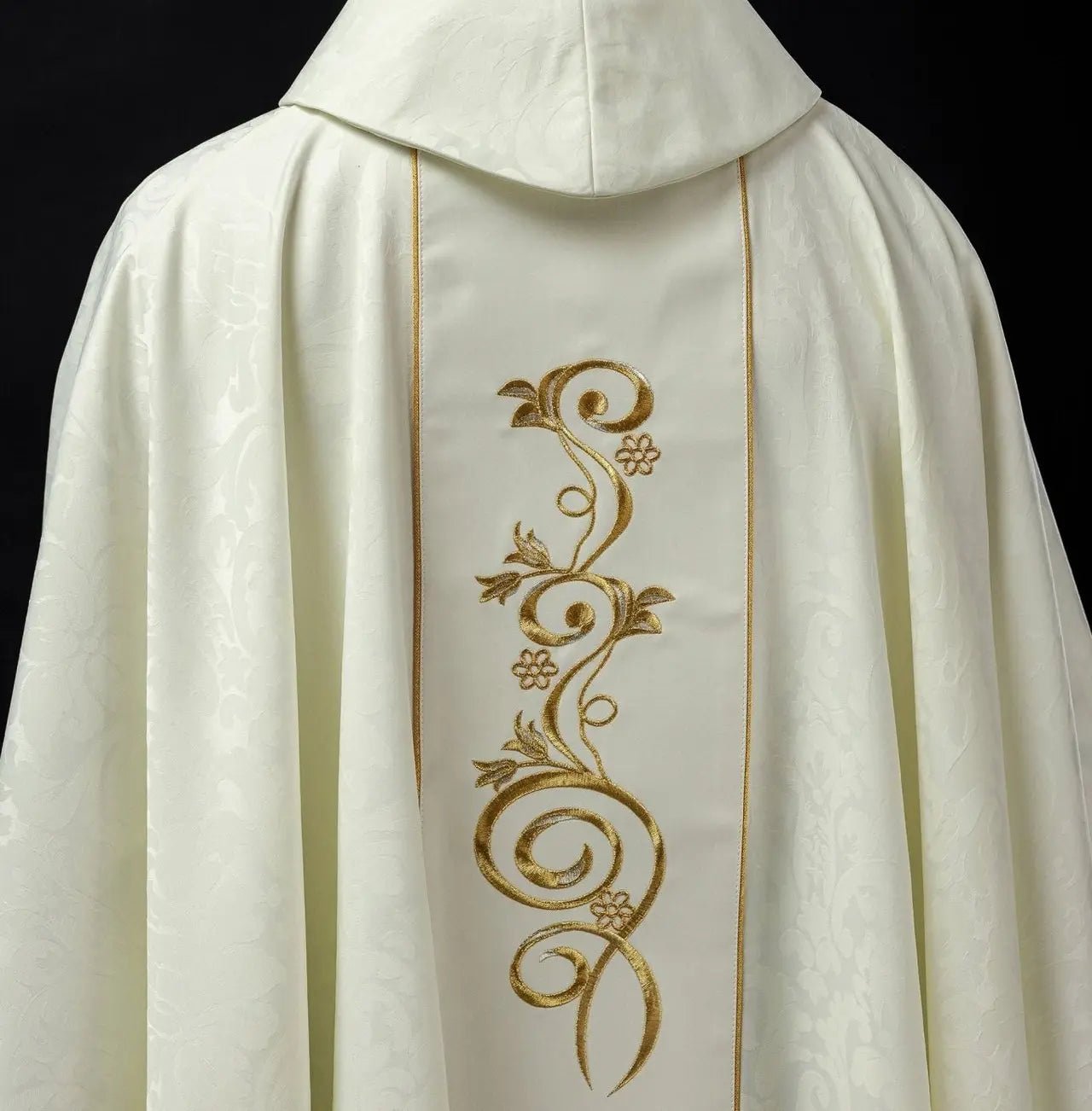 Casulla bordada con la imagen de Nuestra Señora del Trueno