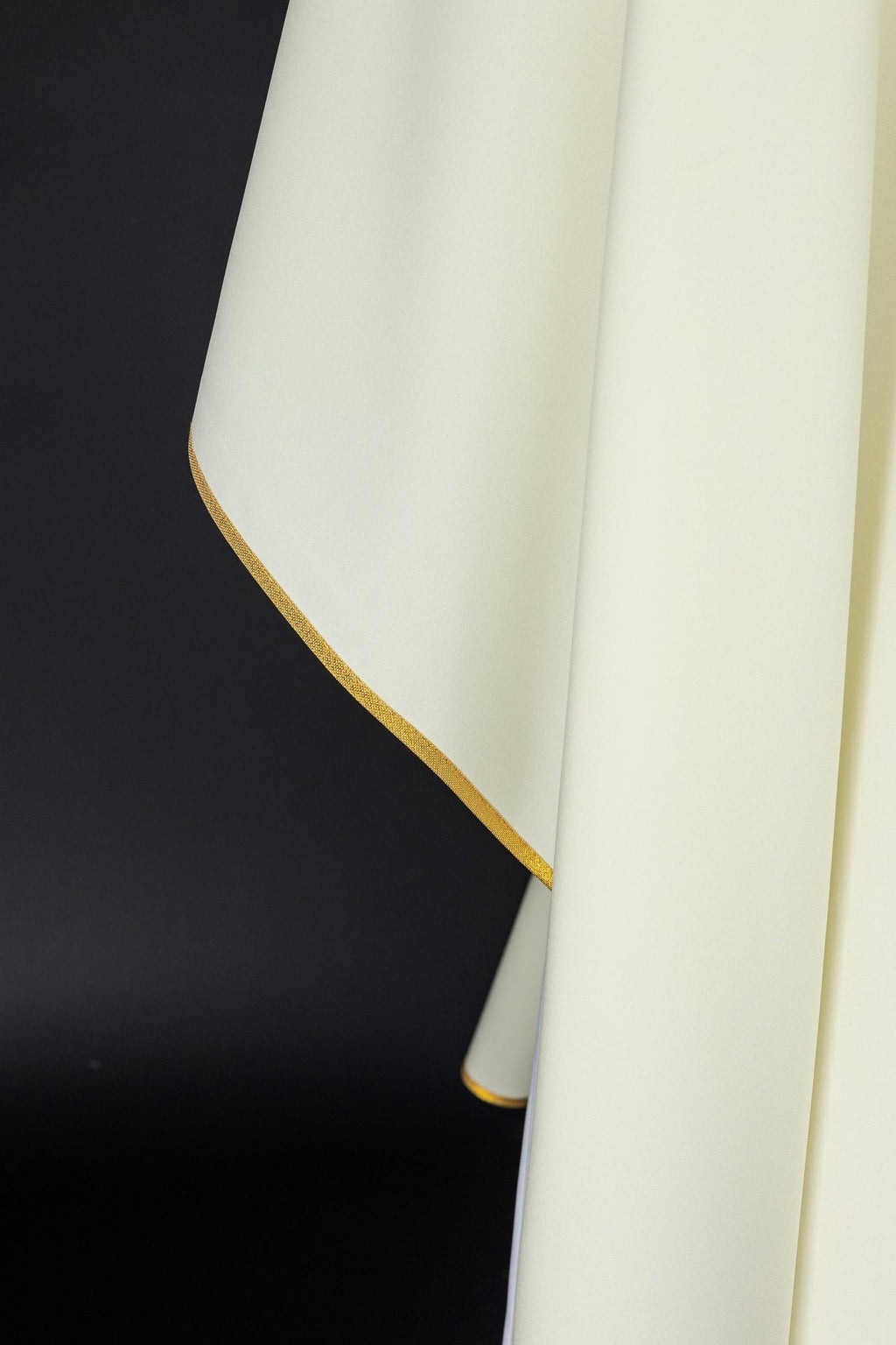 Ornat haftowany z wizerunkiem Matki Bożej Guadalupe