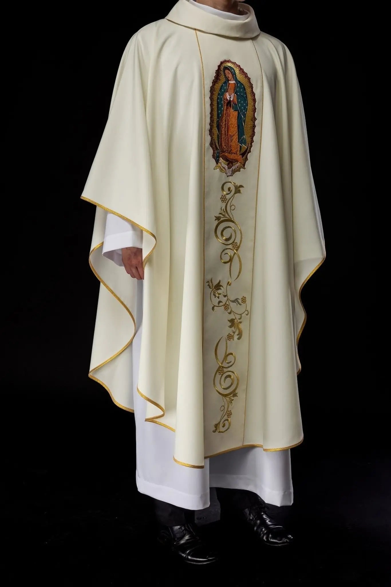 Casulla bordada con la imagen de Nuestra Señora de Guadalupe