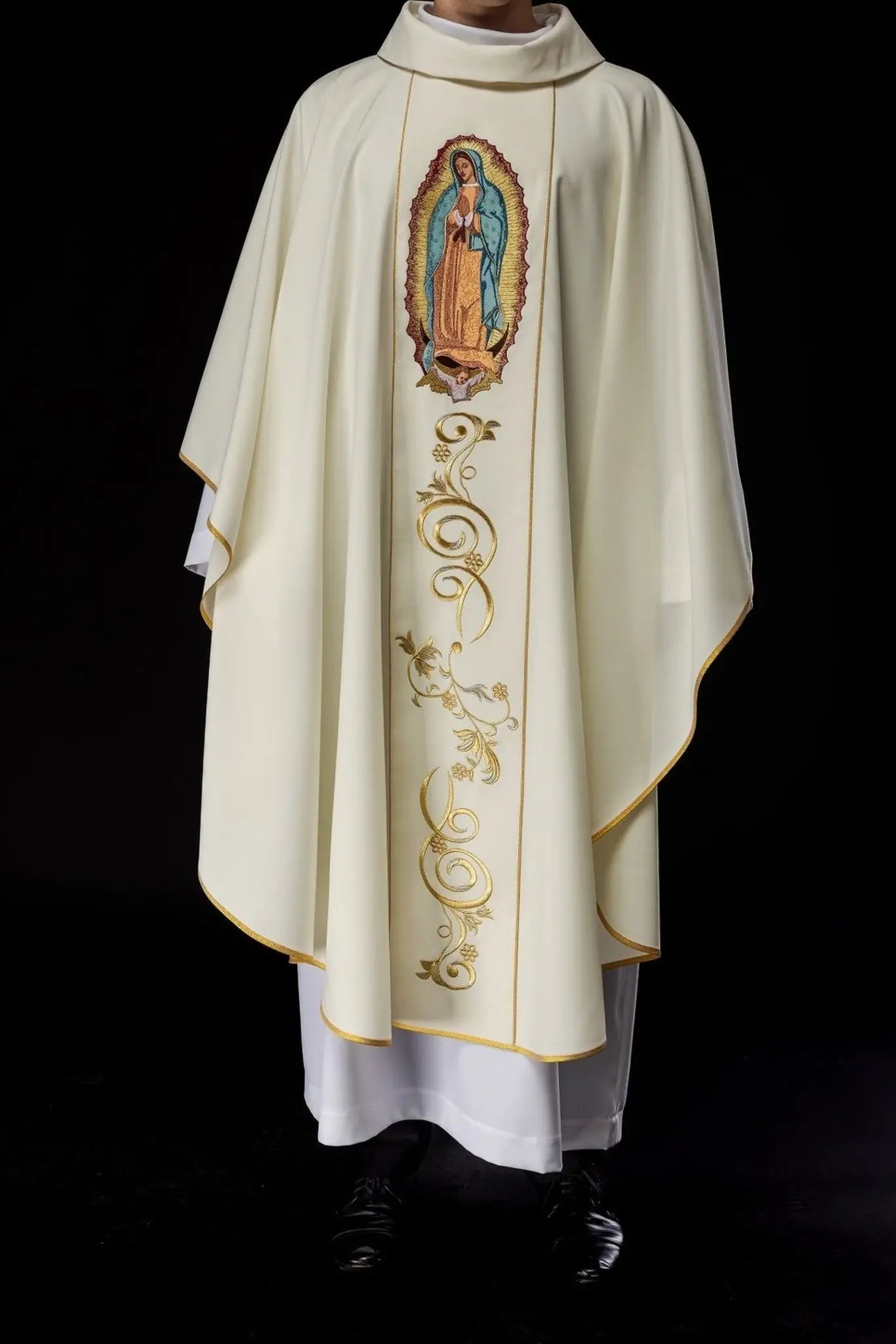 Casulla bordada con la imagen de Nuestra Señora de Guadalupe