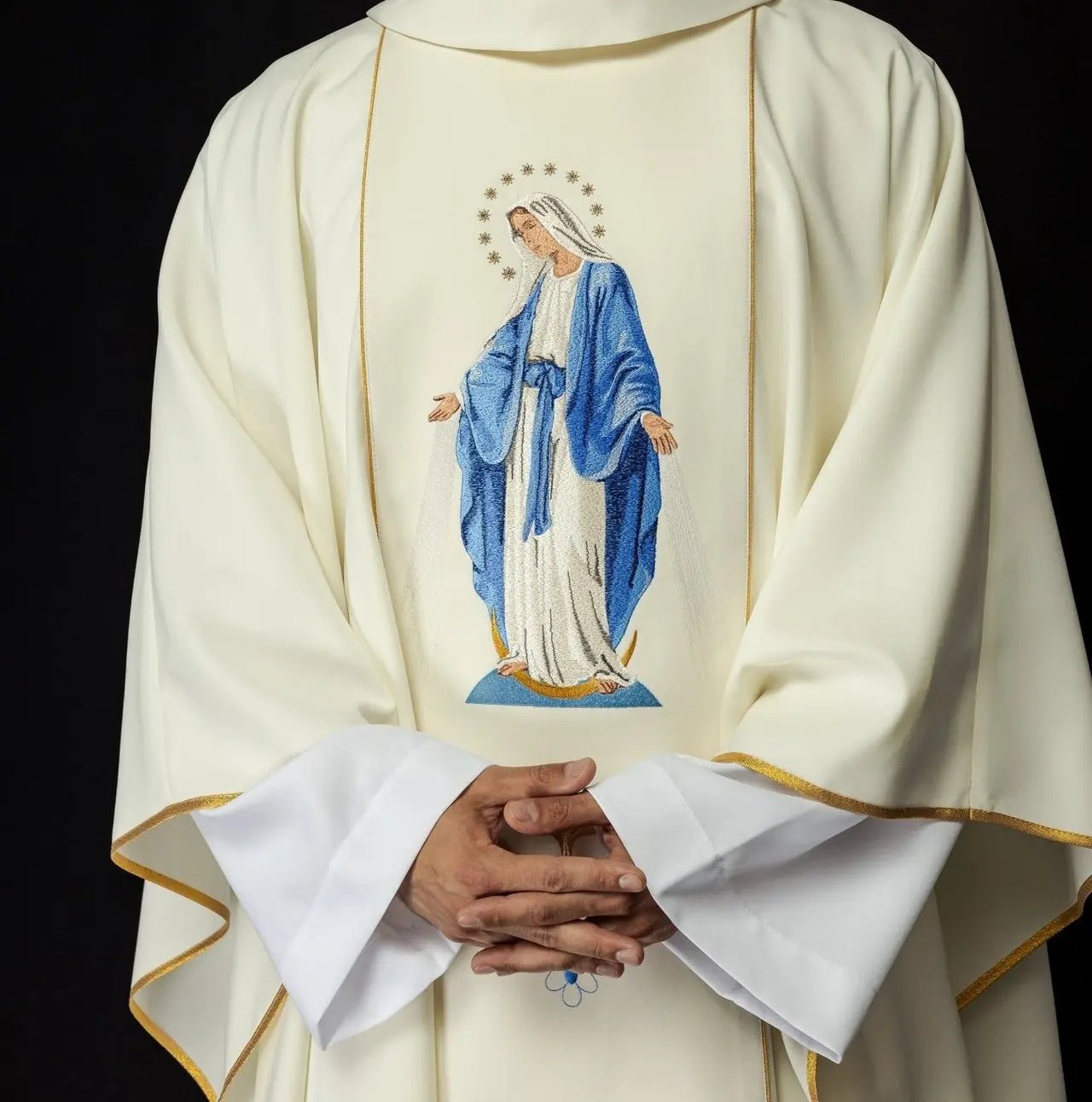 Casulla bordada con la imagen de Nuestra Señora Inmaculada