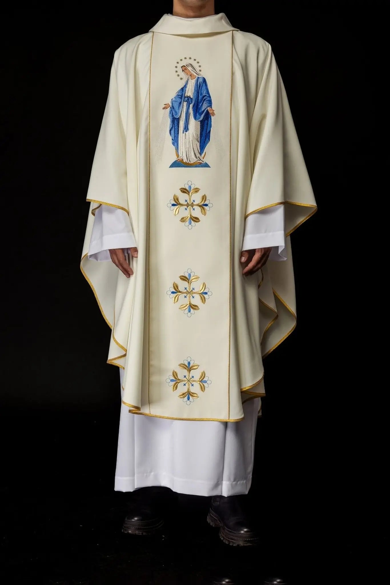Casulla bordada con la imagen de Nuestra Señora Inmaculada