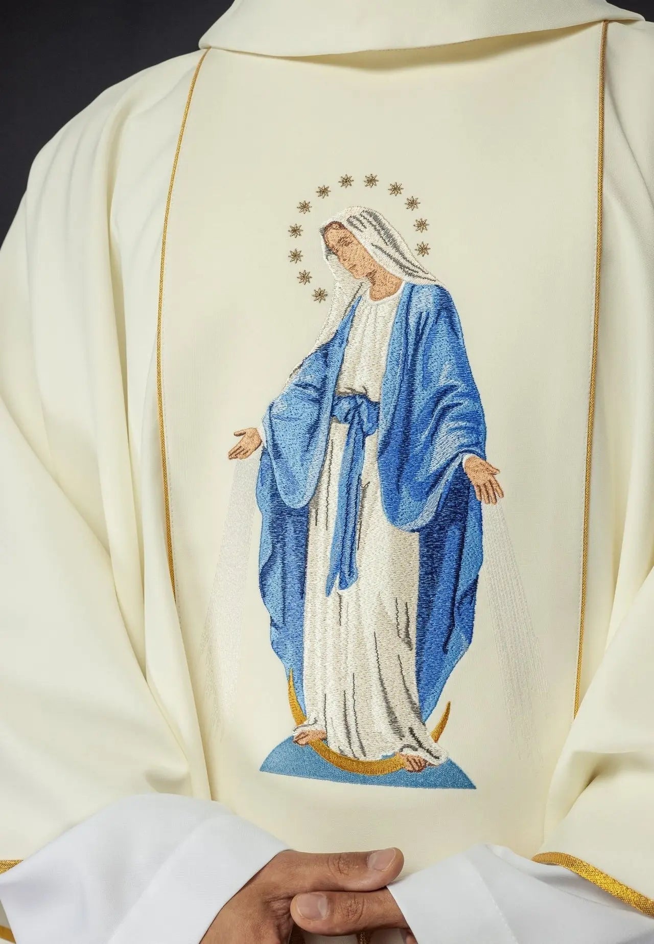 Casulla bordada con la imagen de Nuestra Señora Inmaculada