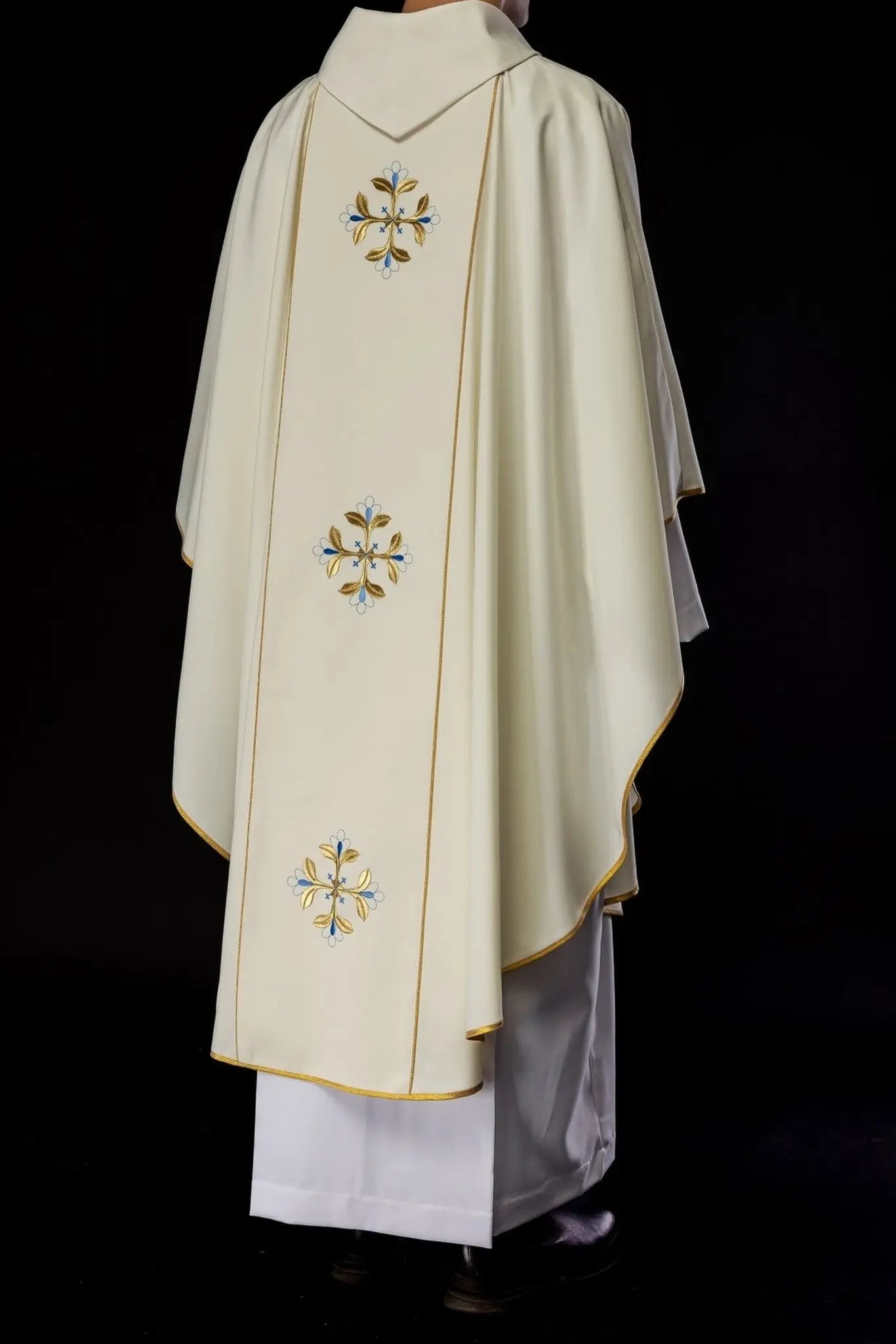 Casulla bordada con la imagen de Nuestra Señora Inmaculada