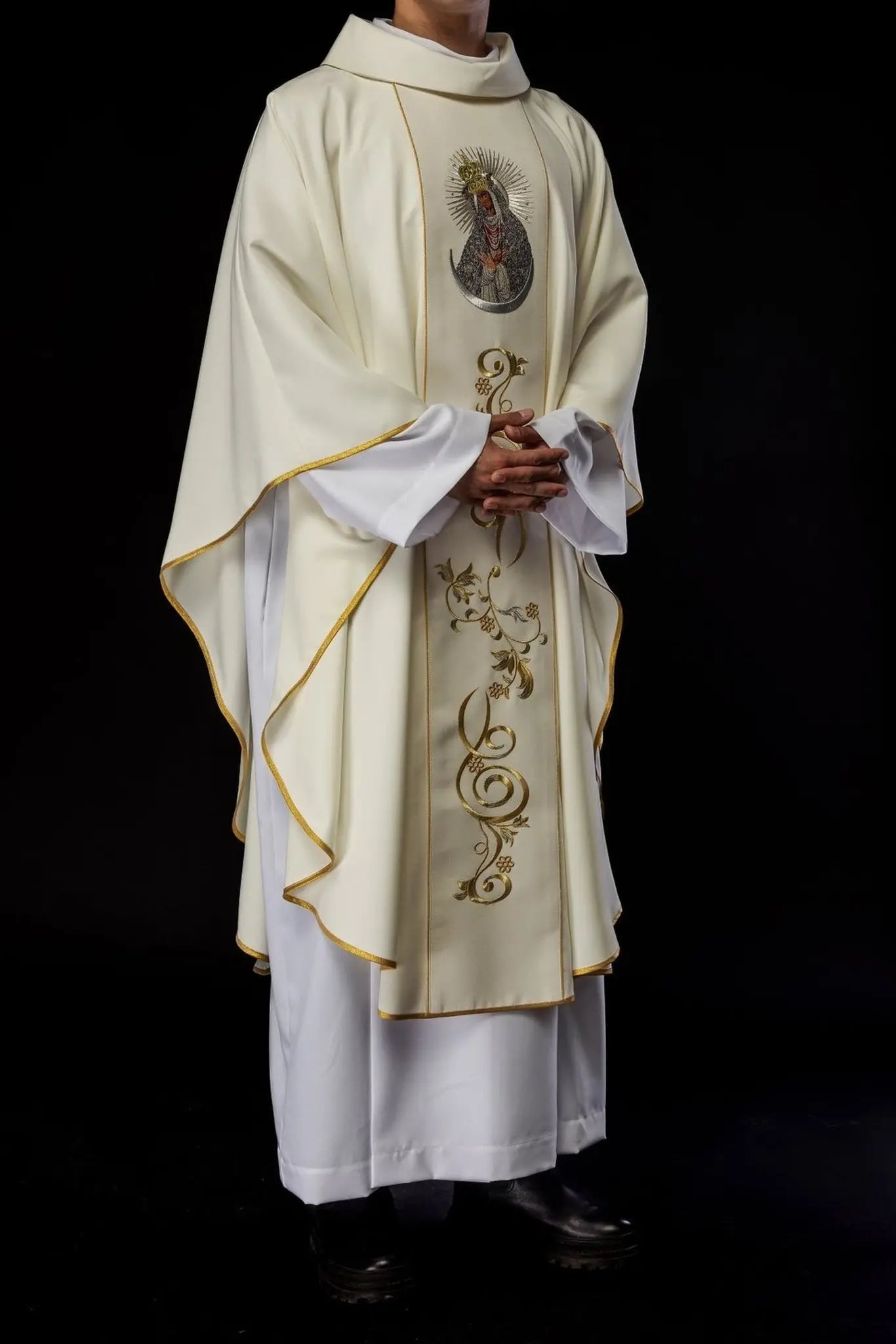Casulla bordada con la imagen de Nuestra Señora de la Puerta del Alba