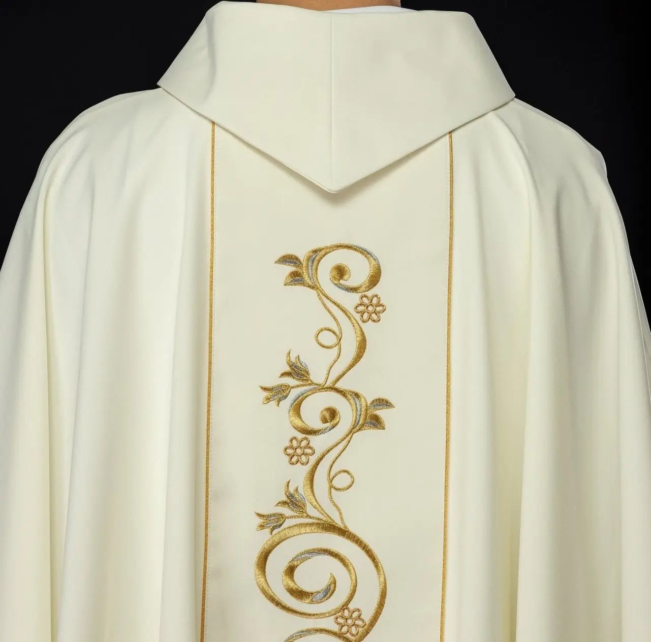 Casulla bordada con la imagen de Nuestra Señora de la Puerta del Alba