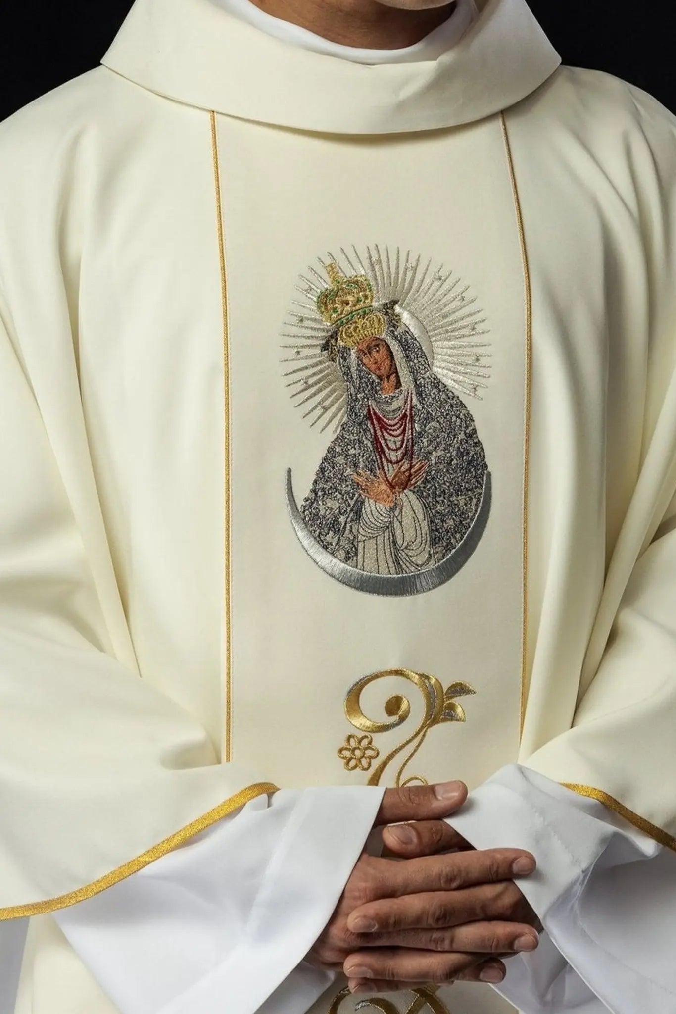Casulla bordada con la imagen de Nuestra Señora de la Puerta del Alba