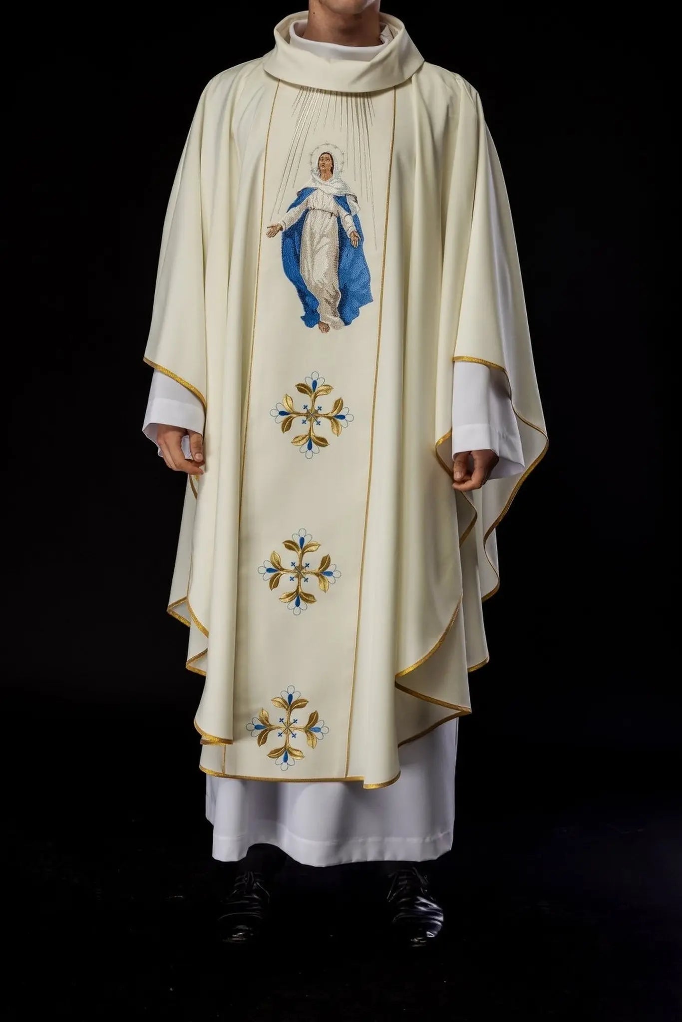 Casulla bordada con la imagen de Nuestra Señora de la Asunción